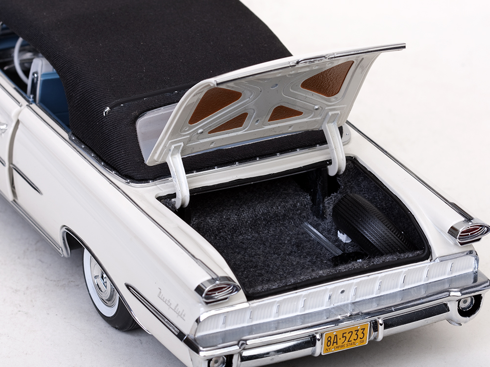 Oldsmobile 98 Convertible 1:18 Sun Star