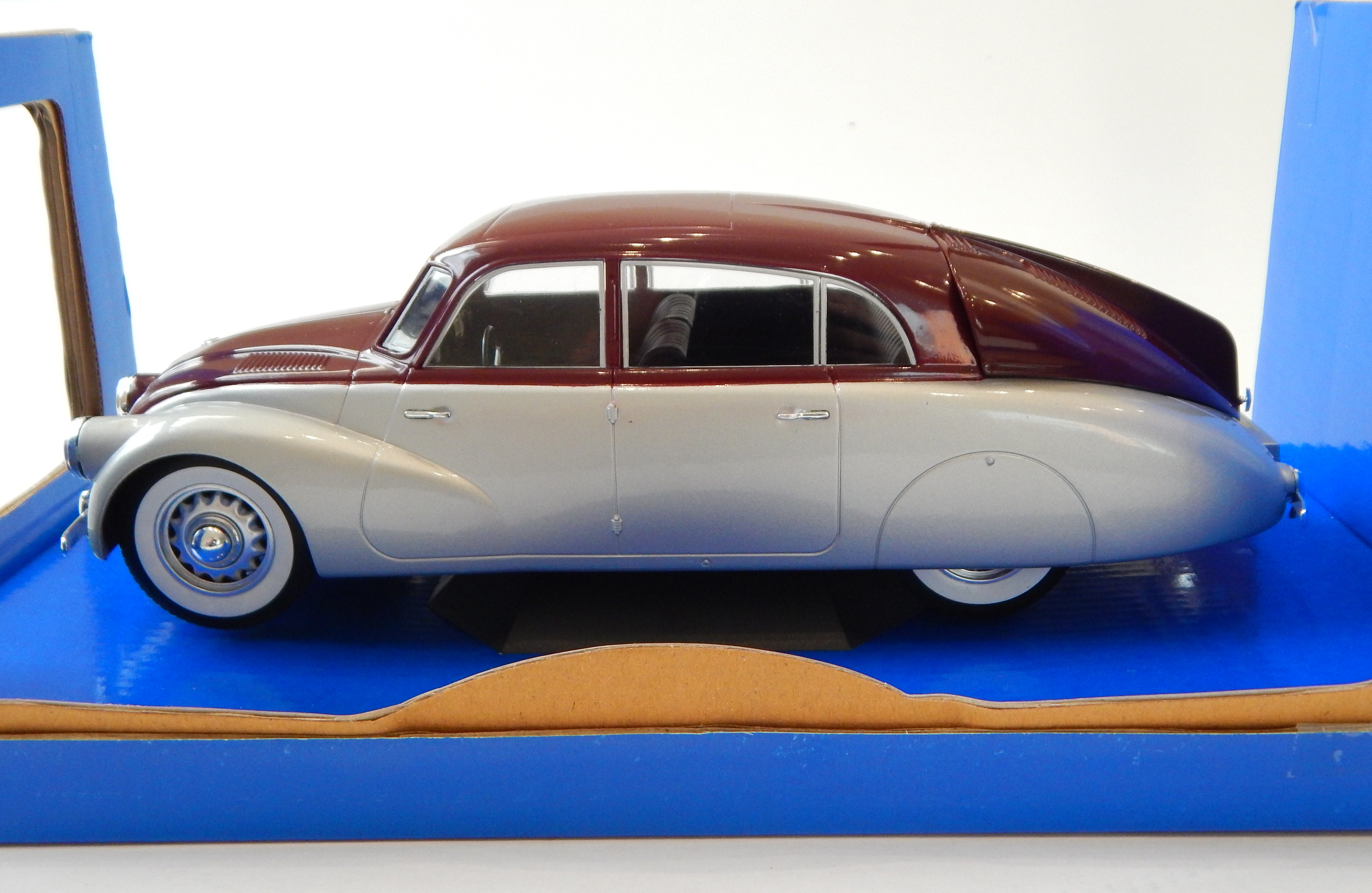 Tatra 87 vínová/stříbrná 1:18 MCG
