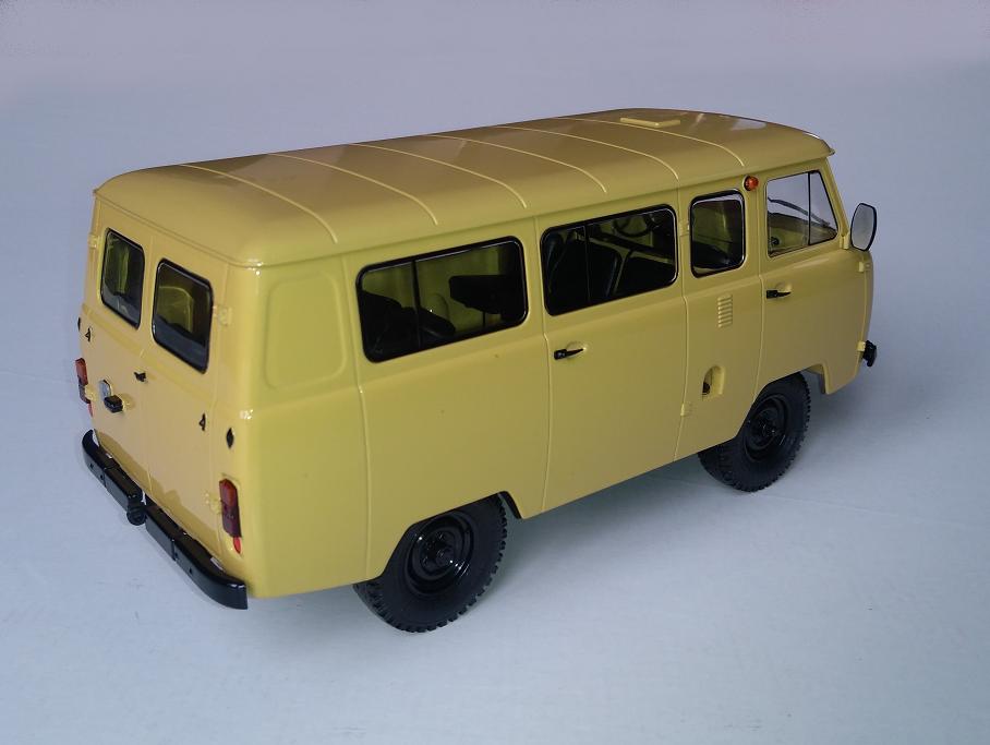 UAZ 452V Minibus (2206) 1:18 Premium ClassiXXs