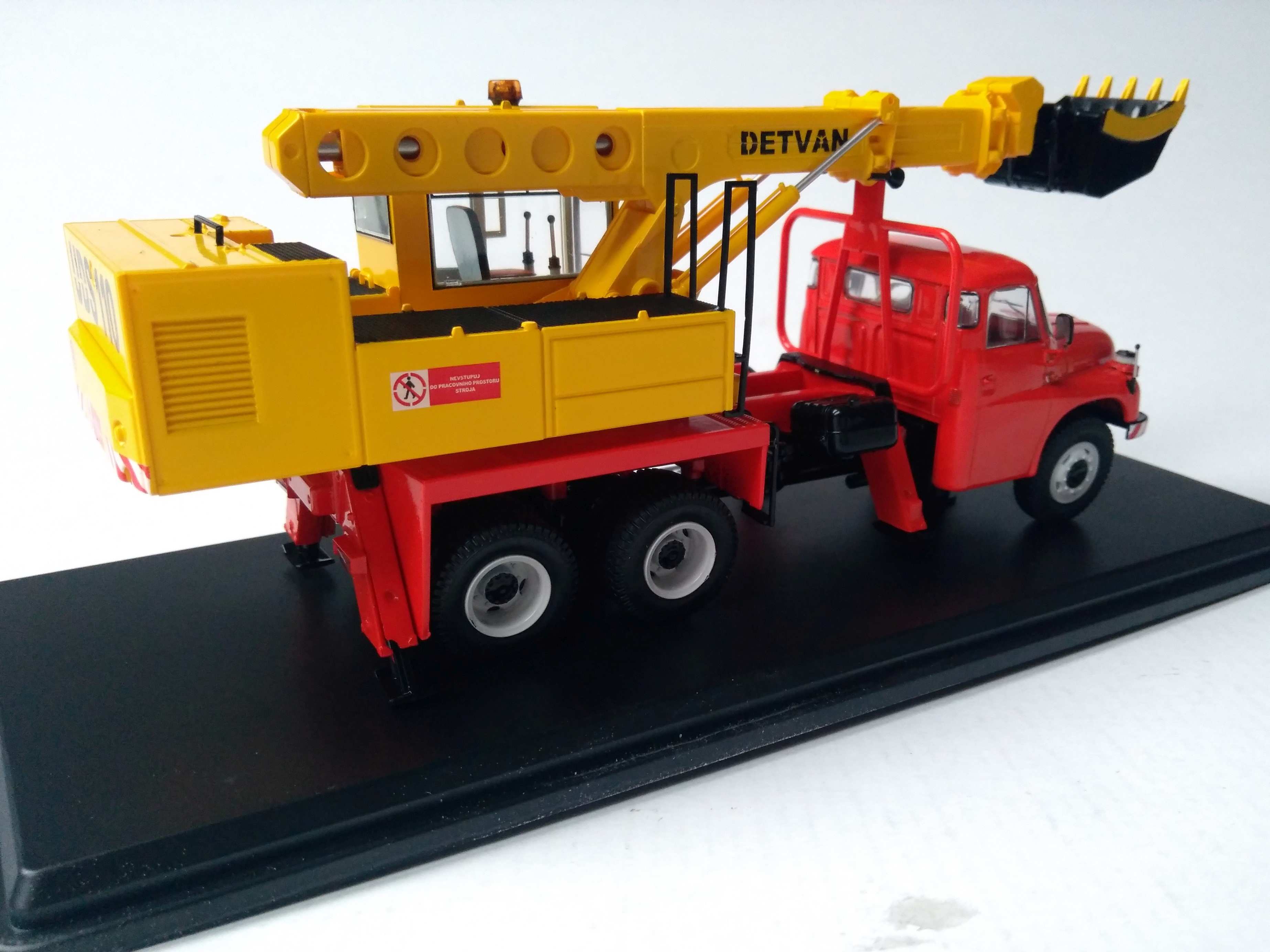 Tatra T148 UDS-110A bagr červenožlutý 1:43 SSM
