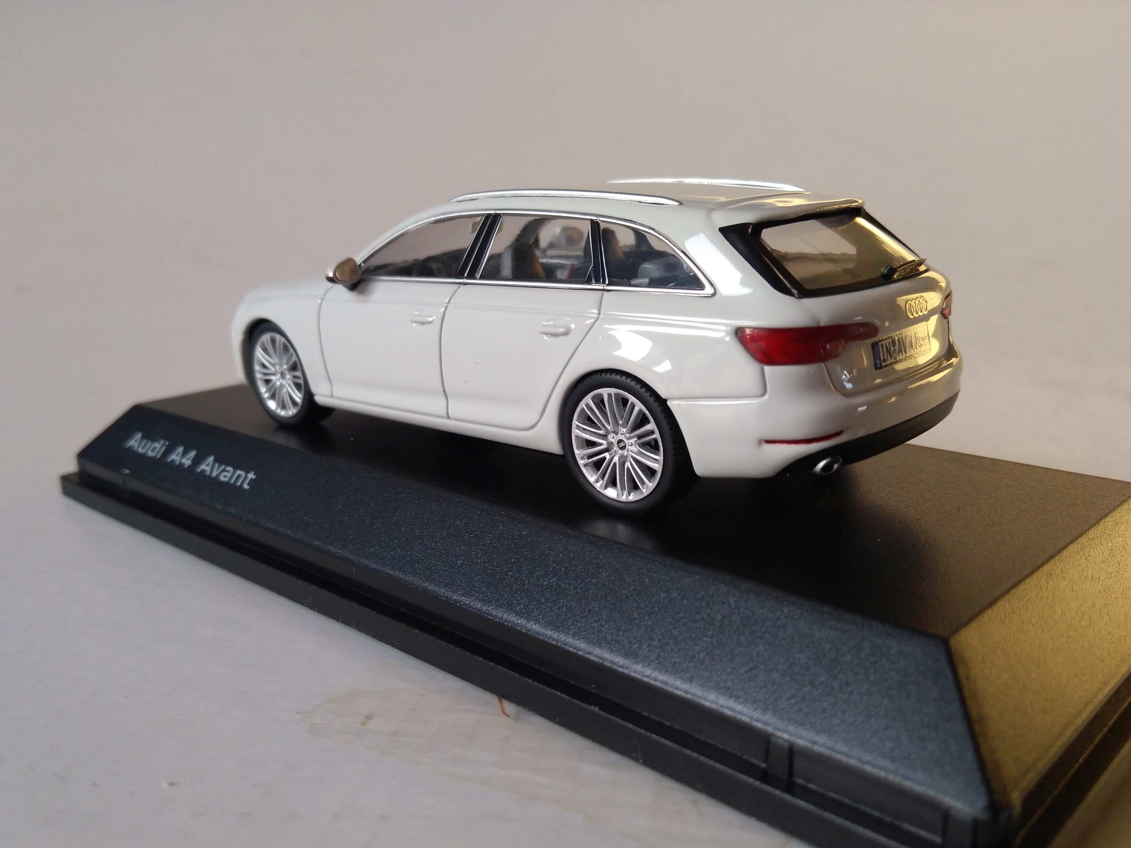 Audi A4 Avant 2016 1:43 iscale