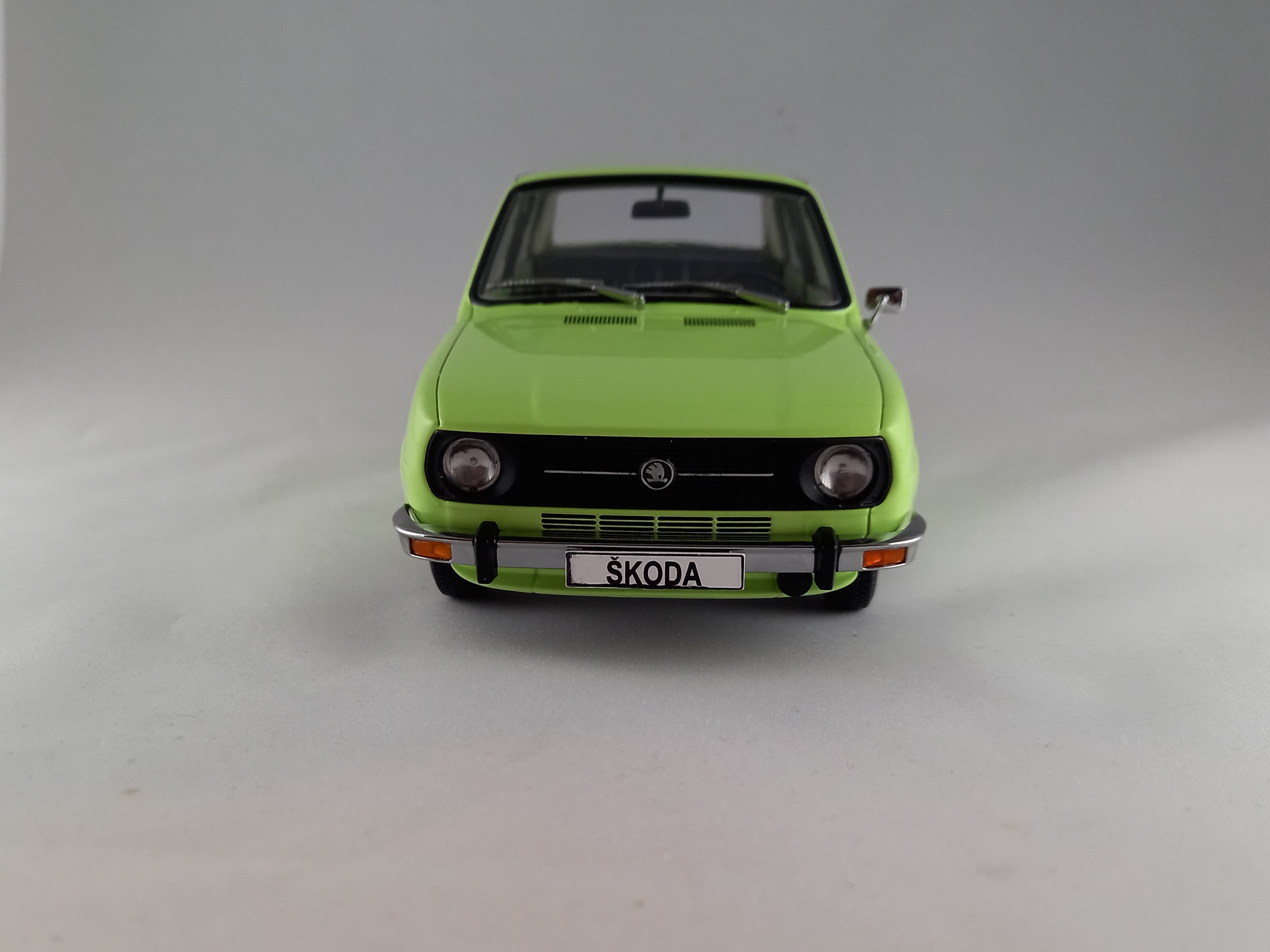 Škoda 105L lipově zelená 1:18 Triple9