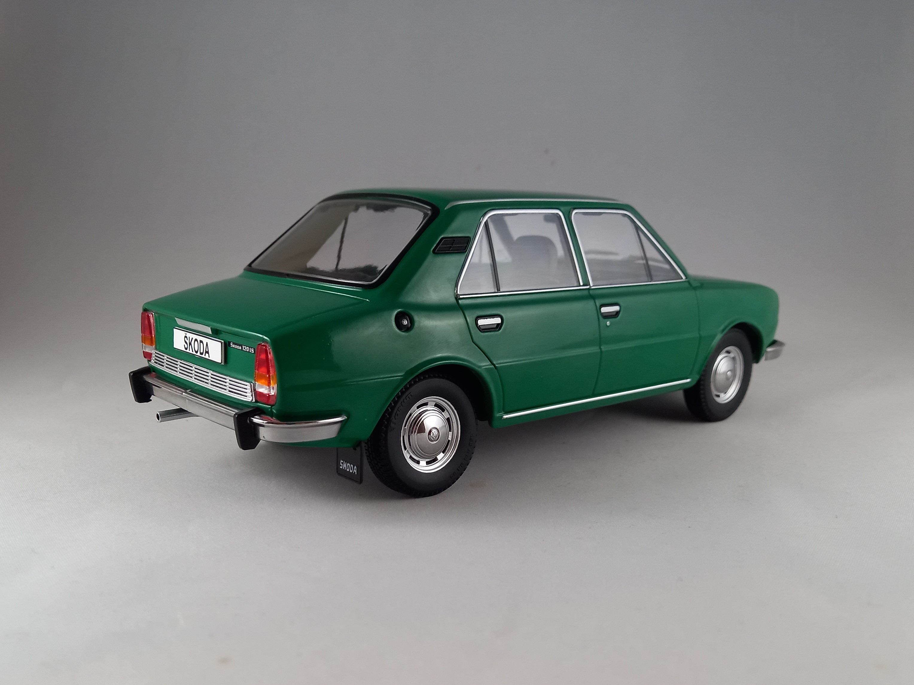Škoda 120LS zelená brčálová 1:18 Triple9