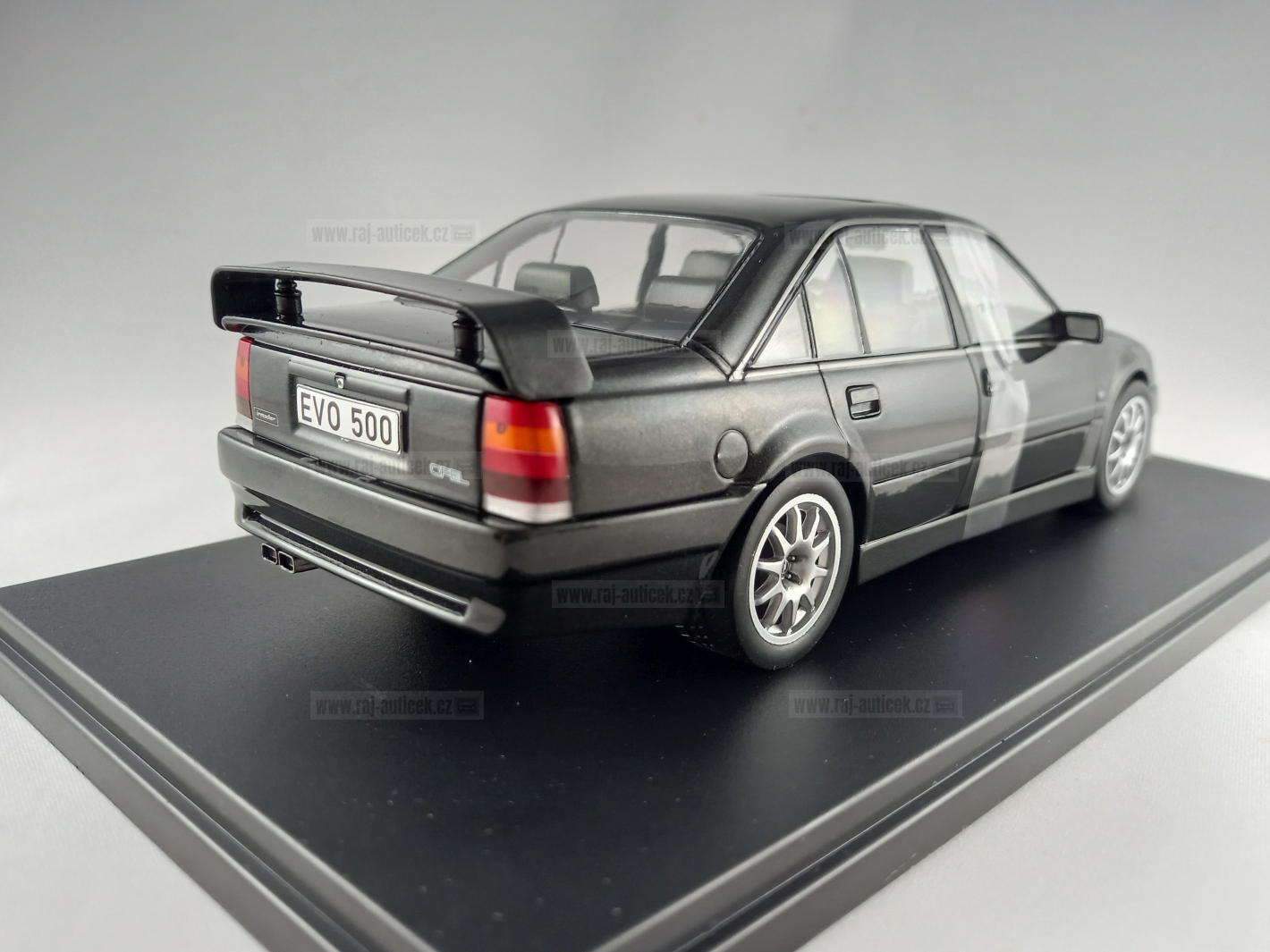 Opel Omega Evolution 500 1:24 Whitebox