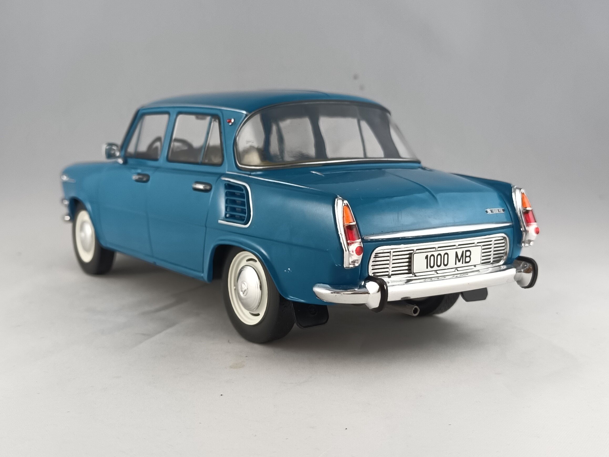 Škoda 1000MB modrá 1:18 MCG