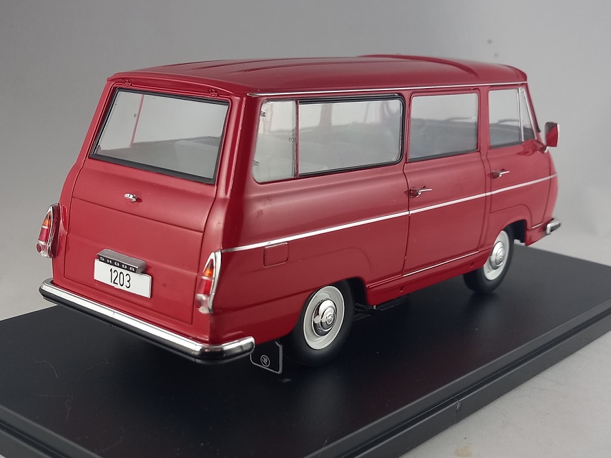 Škoda 1203 červená 1:24 Whitebox