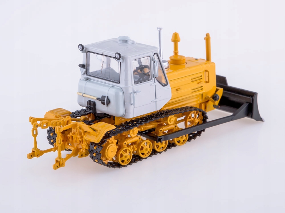 Caterpillar T-150 s pluhem 1:43 SSM