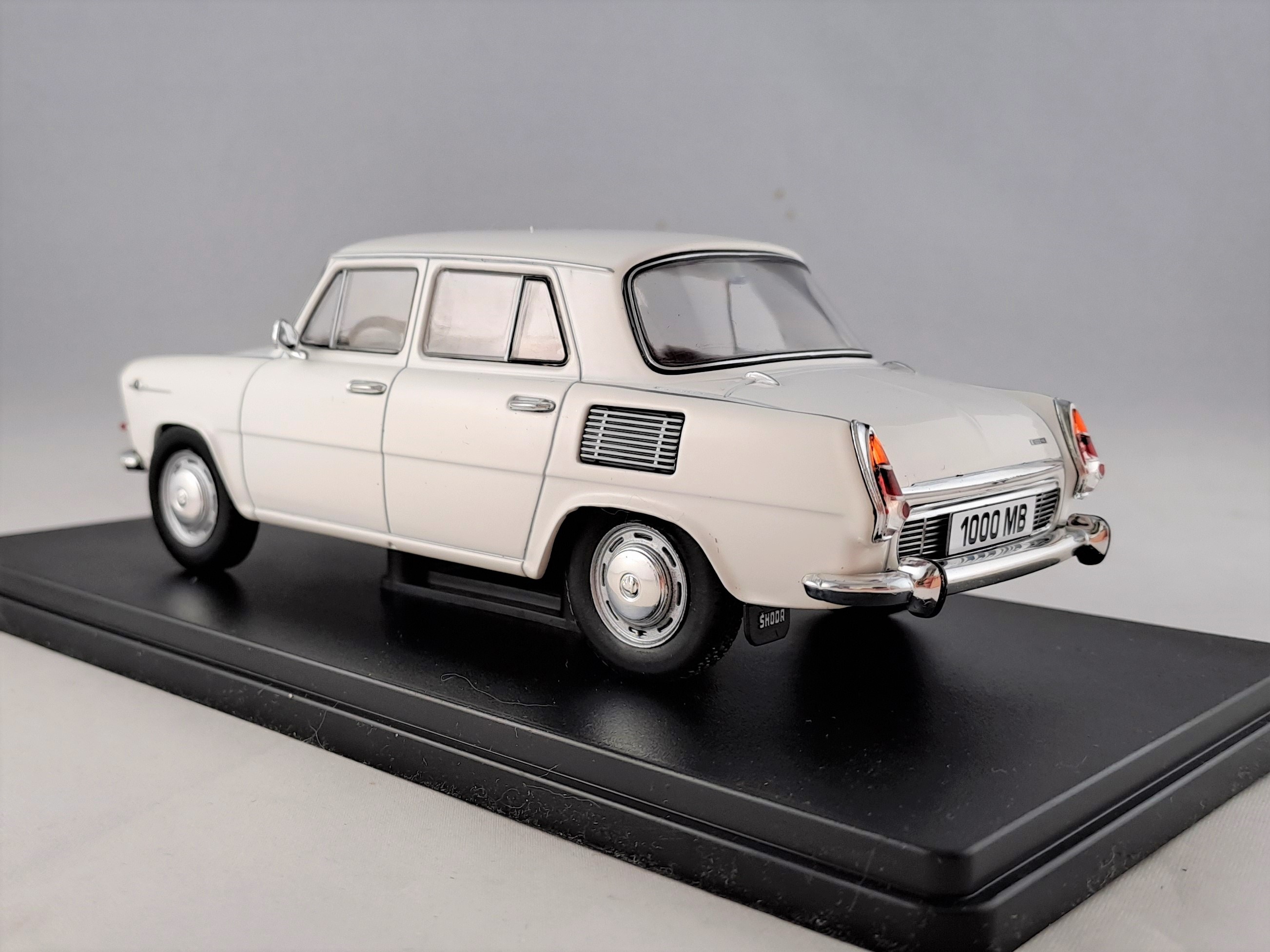 Škoda 1000MB bílá 1:24 Whitebox