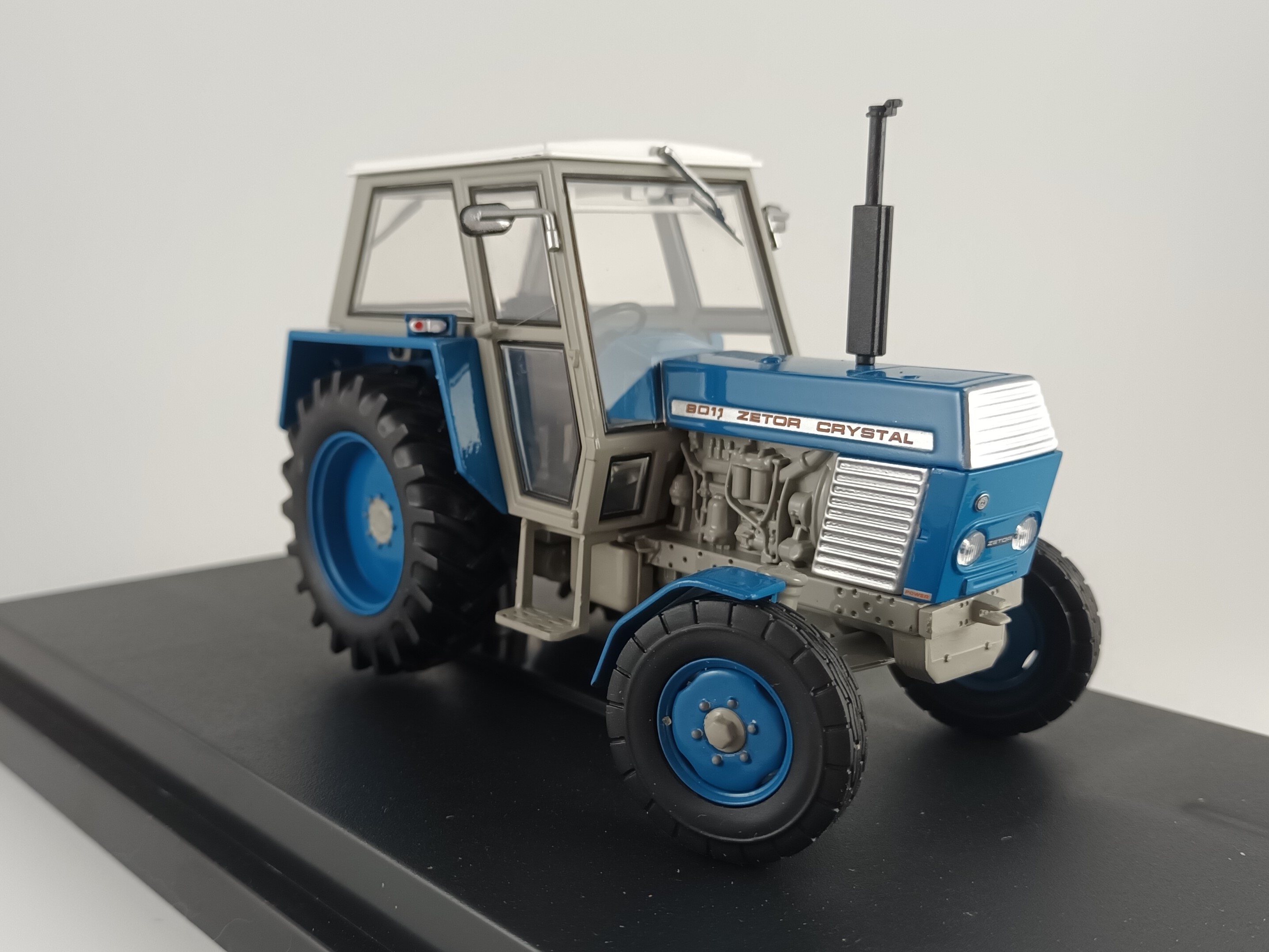 Zetor Crystal 8011 1:32 Universal Hobbies