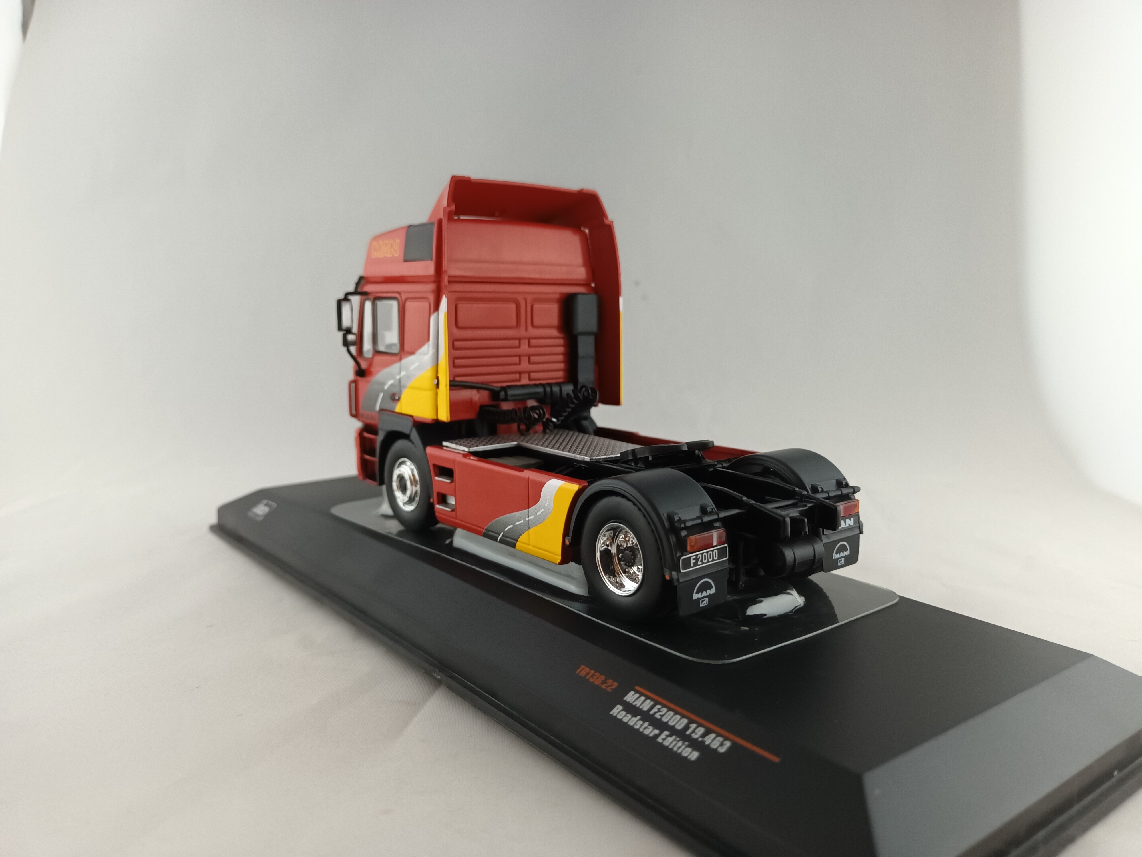 MAN F 2000 červená 1:43 IXO