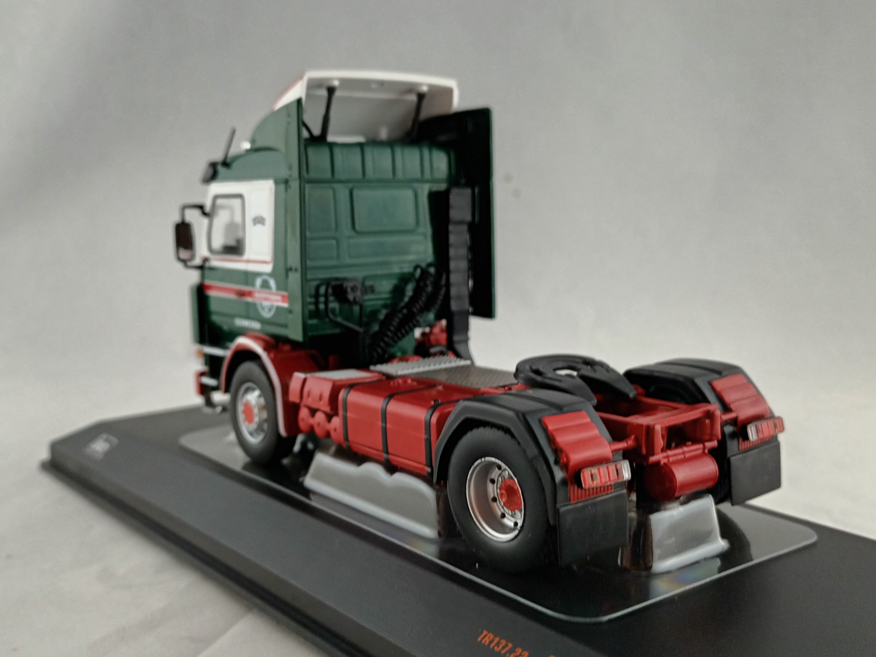 Scania 142 M zelená 1:43 IXO