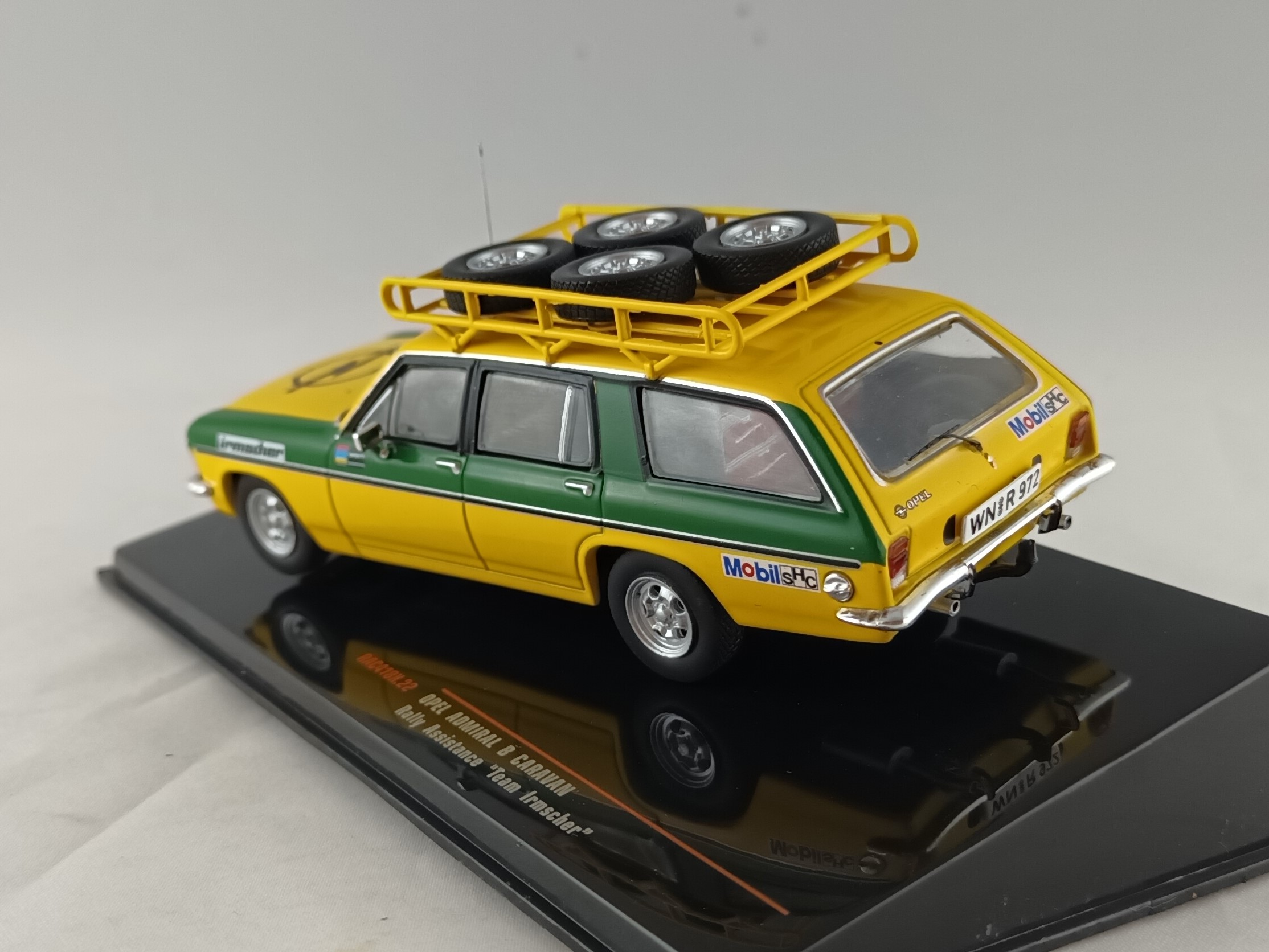 Opel Admiral Caravan Irmscher doprovodný vůz 1:43 IXO