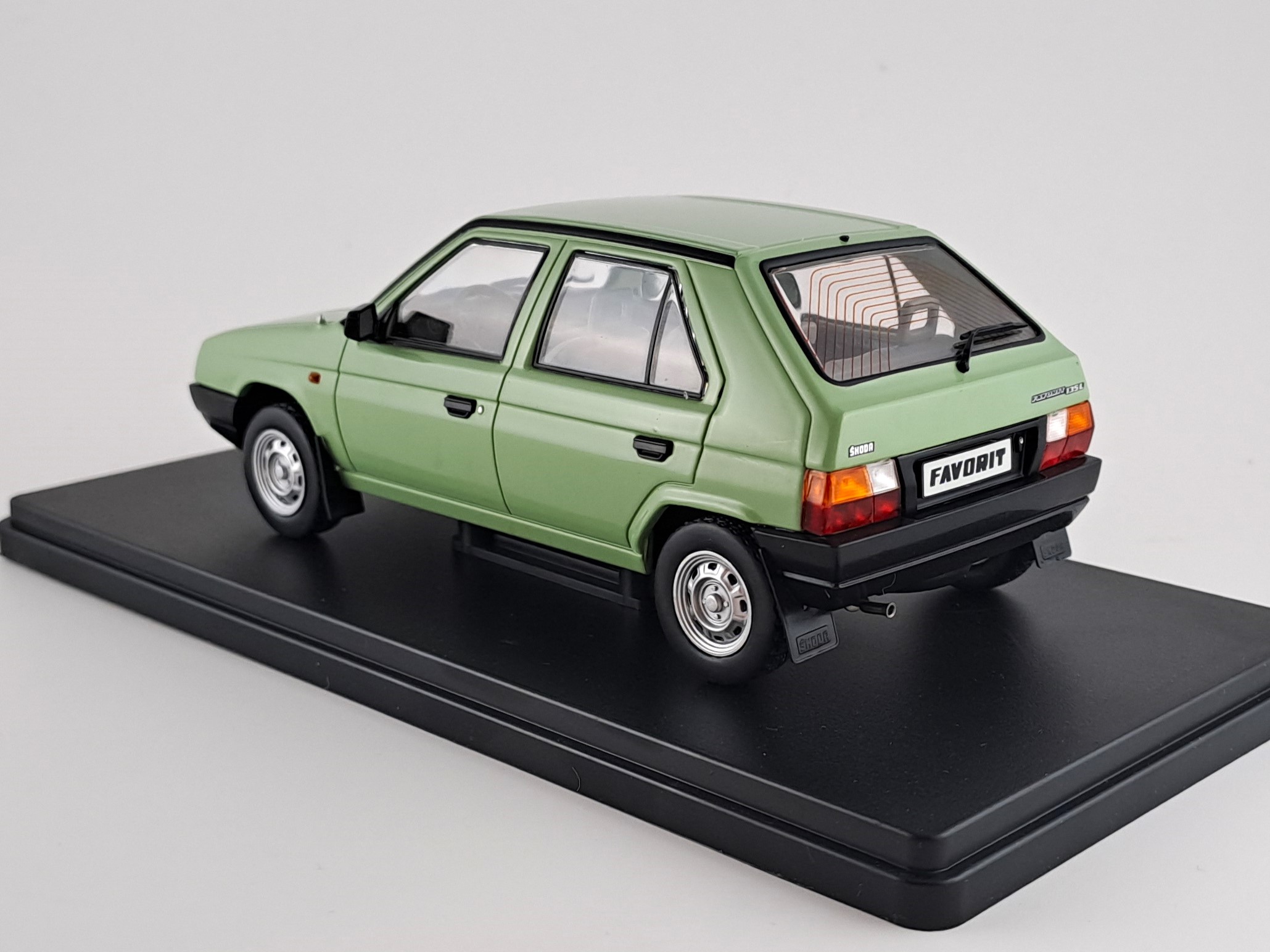 Škoda Favorit 1987 1:24 Whitebox