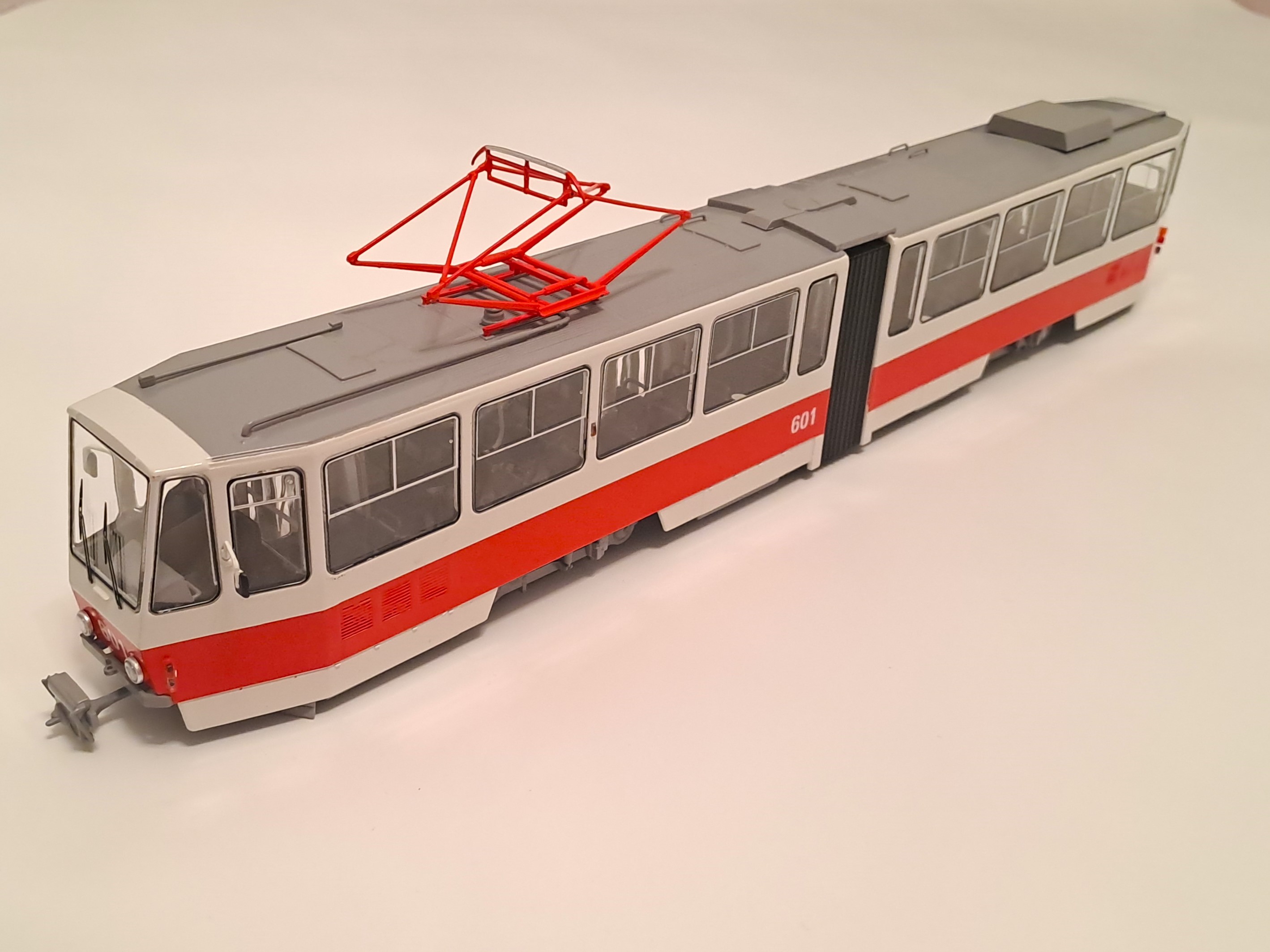 tramvaj Tatra KT4 červenobílá 1:43 SSM