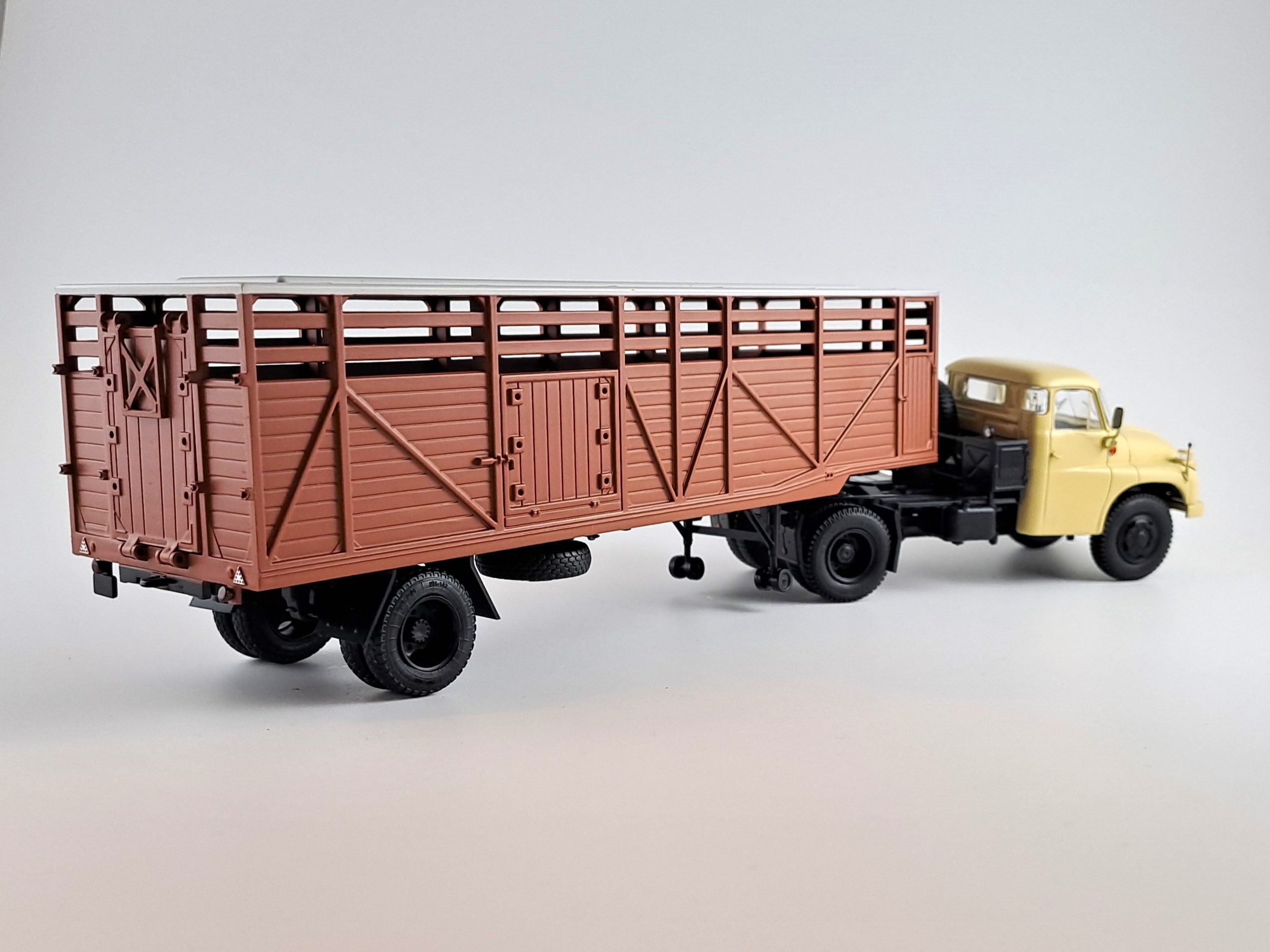 Tatra T138 NT 4x4 s návěsem na přepravu zvířat + KAZ-608 1:43 Auto Historia