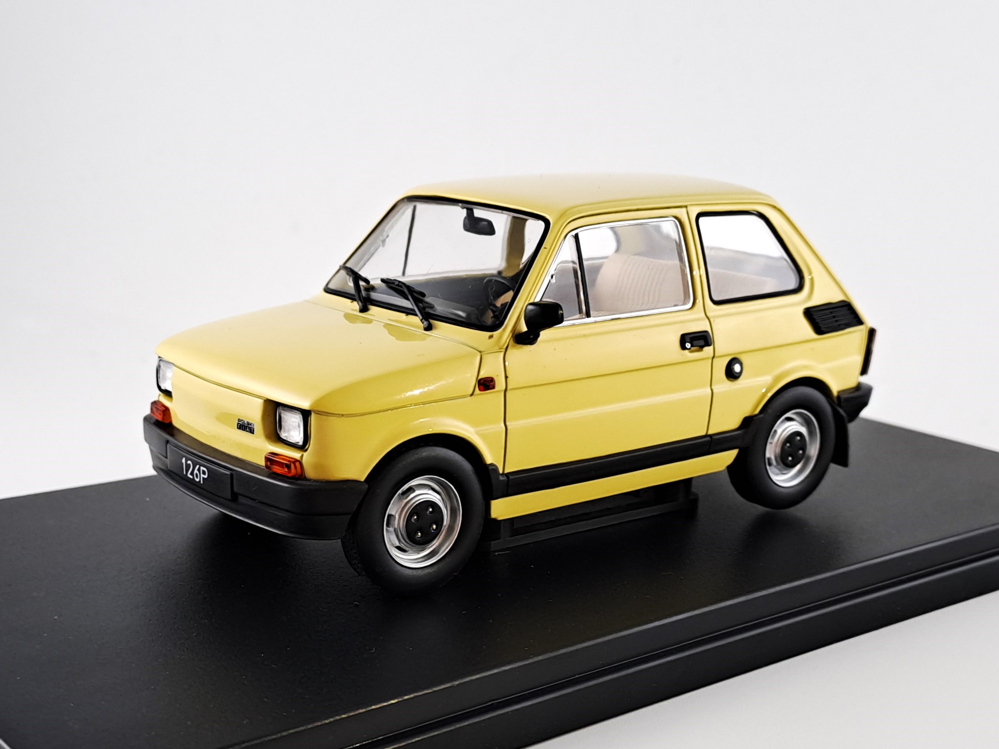 Fiat 126p 1985 1:24 Whitebox