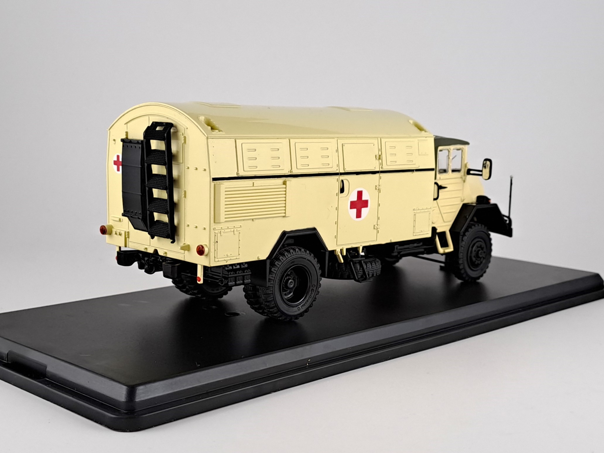 MAN 630 ambulance 1:43 SSM