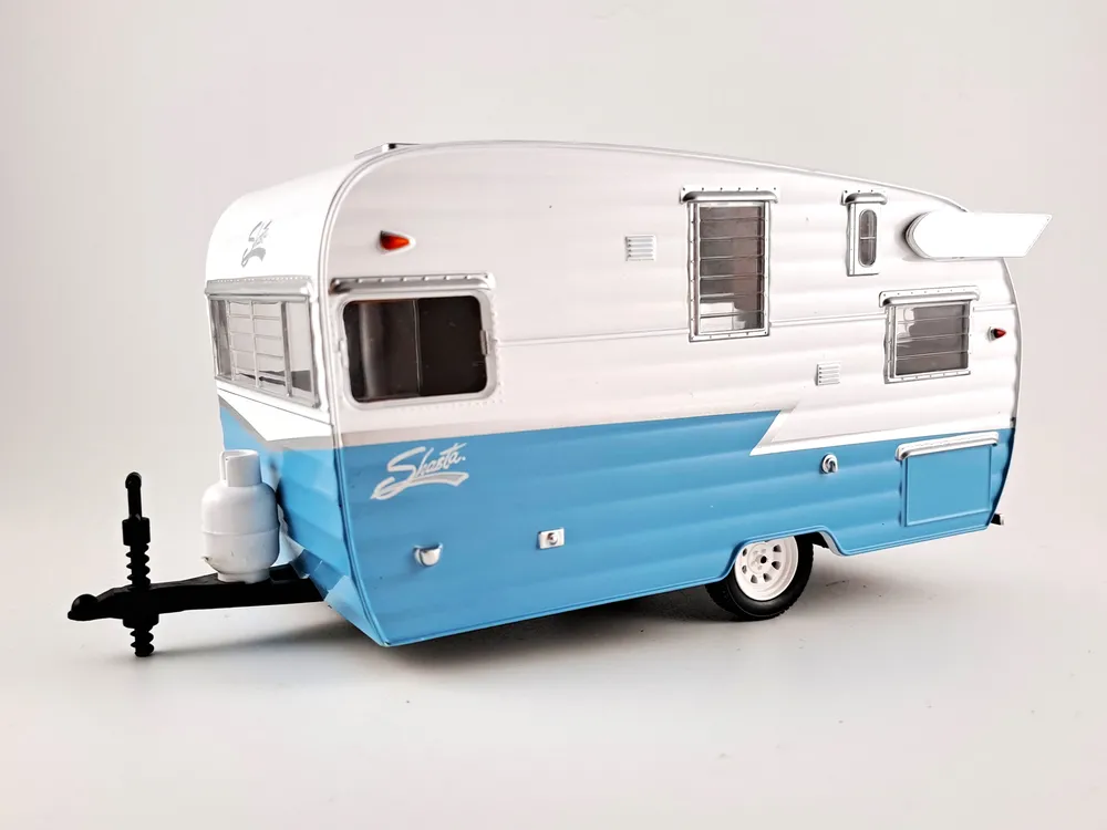 karavan Shasta Airflyte modrý 1:24 Greenlight