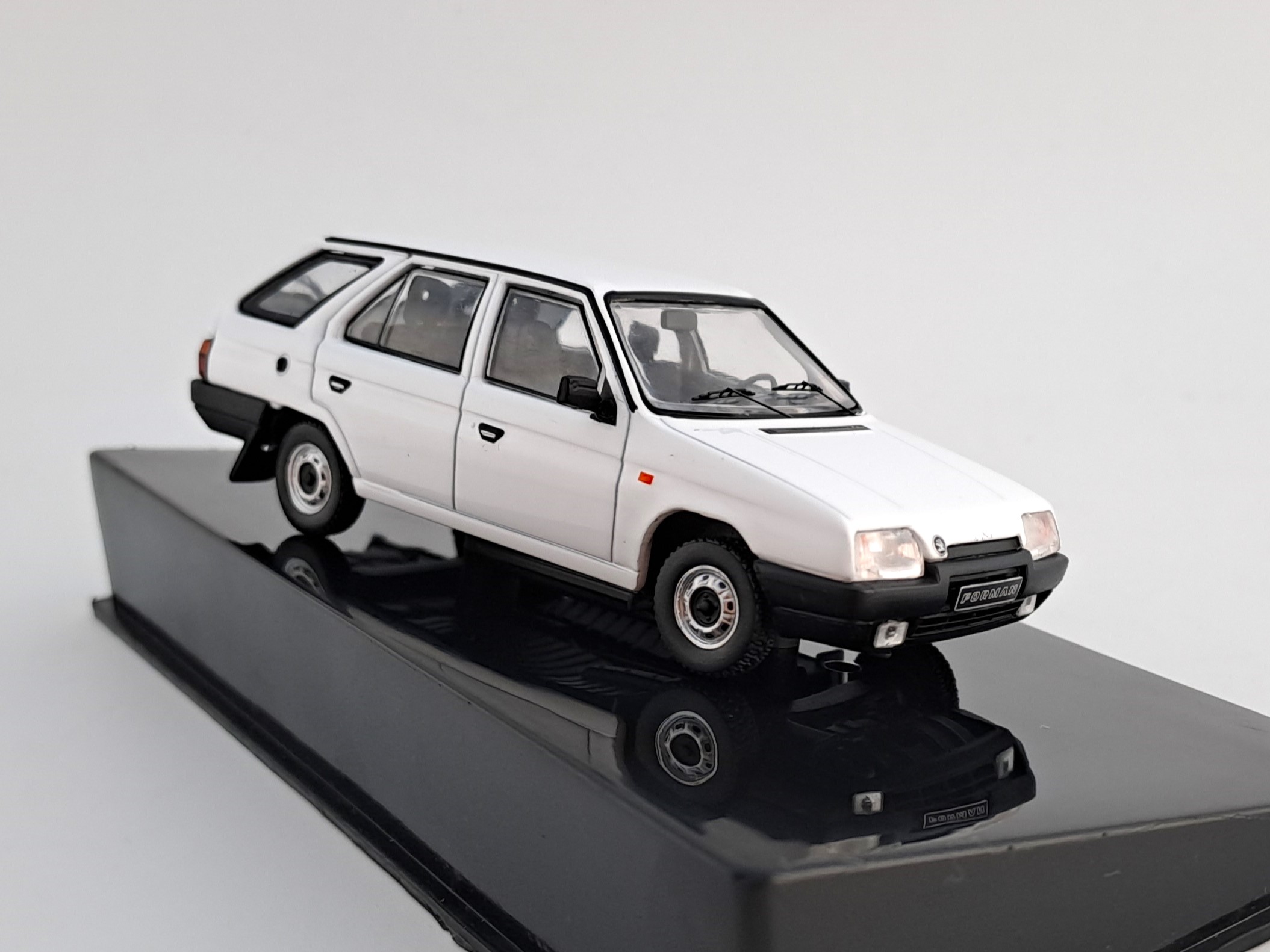 Škoda Forman 1990 1:43 IXO