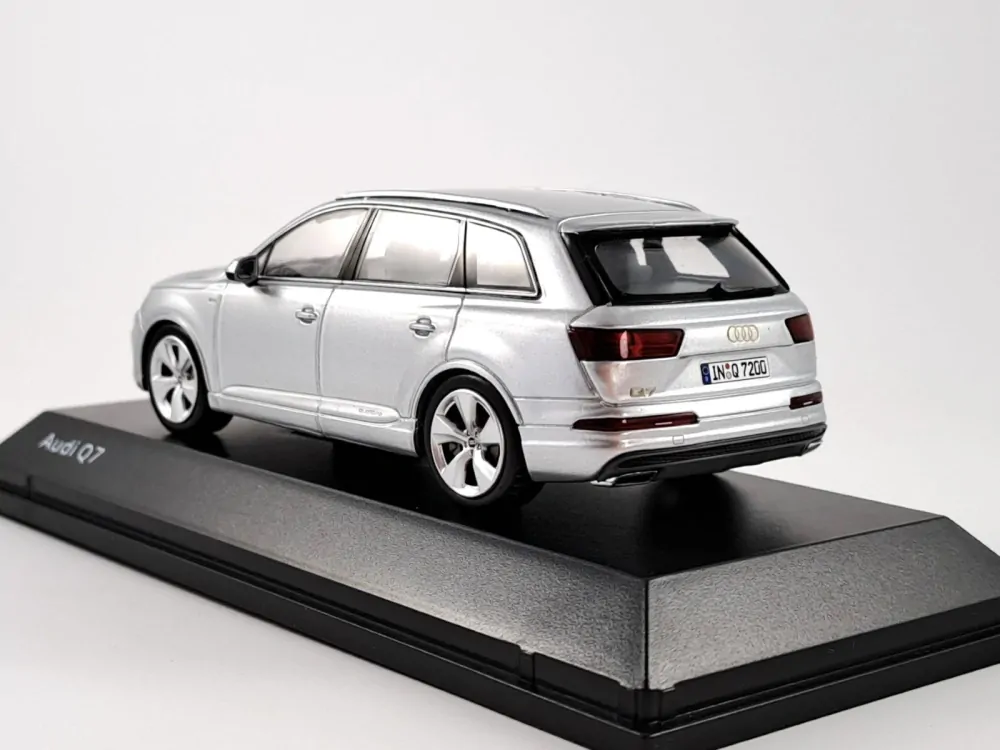 Audi Q7 1:43 Spark