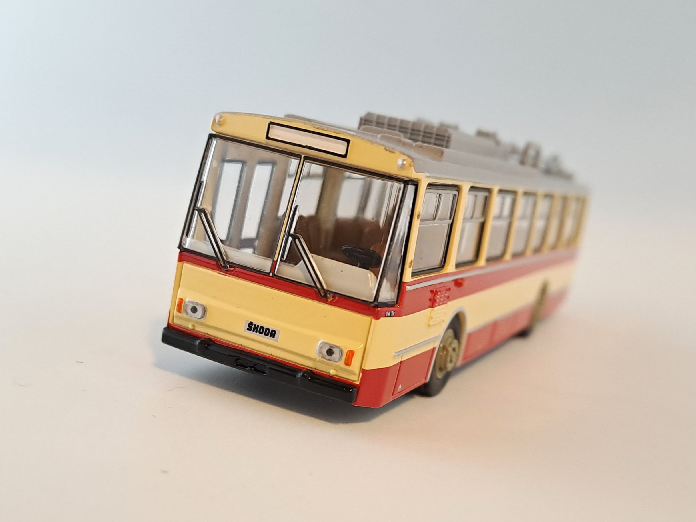 Škoda 14Tr červenobéžová 1:87 Brekina