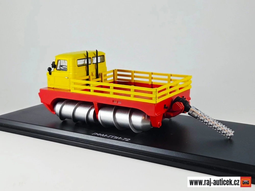 sněžné vozidlo GPI-72 1:43 ModelPro