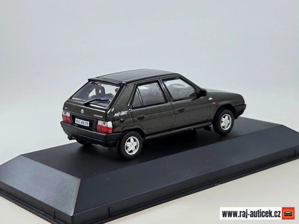 Škoda Favorit Black Line 1:43 DeAgostini časopis s modelem