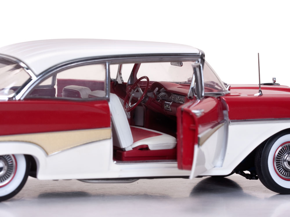 Ford Fairline 500 HardTop 1:18 Sunstar