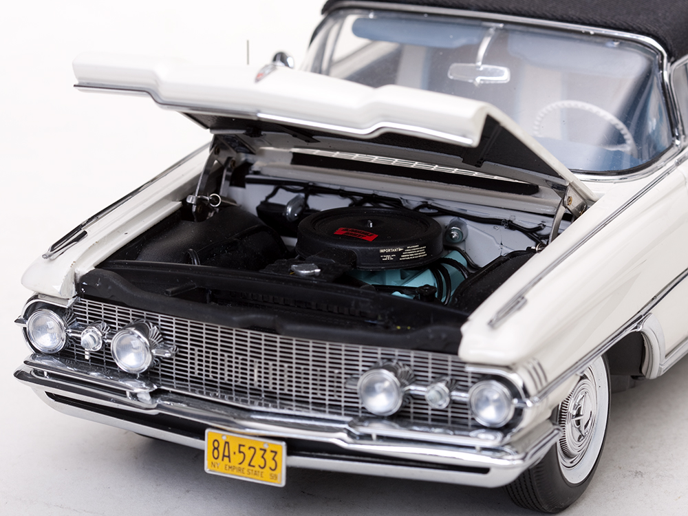 Oldsmobile 98 Convertible 1:18 Sun Star