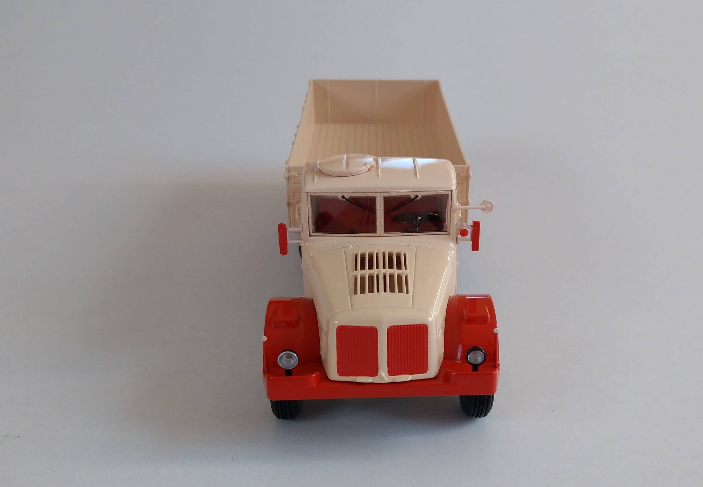 Tatra 111 valník červenobílý 1:43 Premium ClassiXXs | Sběratelské modely aut