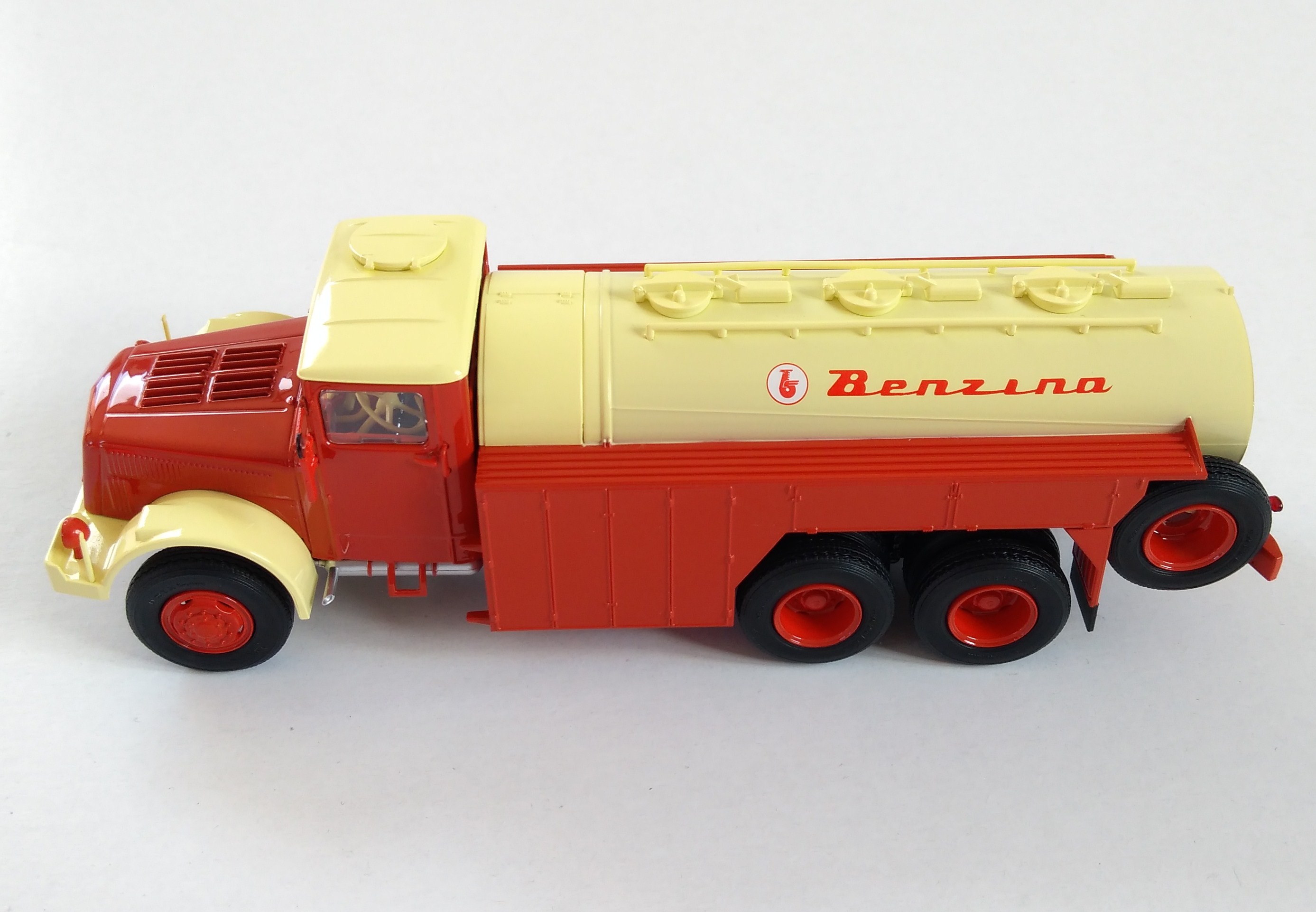 Tatra 111 C cisterna červenobílá 1:43 Premium ClassiXXs