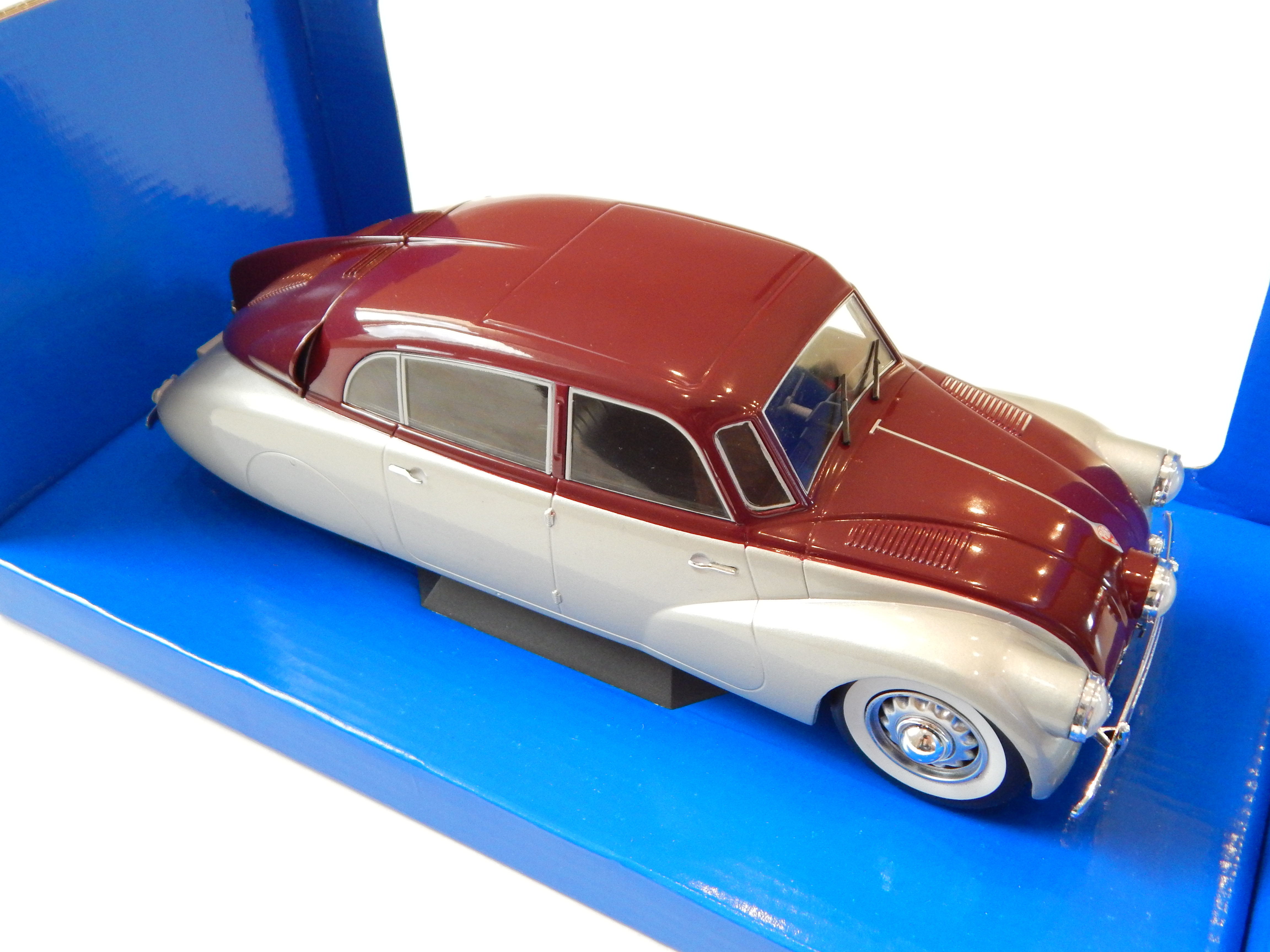Tatra 87 vínová/stříbrná 1:18 MCG