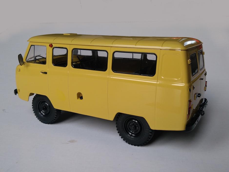 UAZ 452V Minibus (2206) 1:18 Premium ClassiXXs