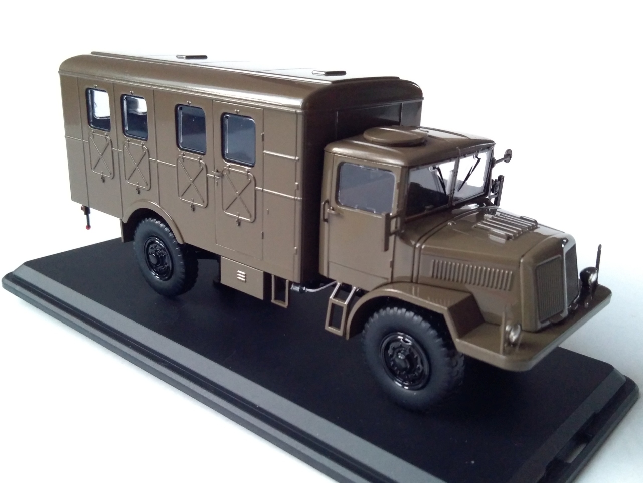Tatra 128 vojenská skříň 1:43 Premium ClassiXXs