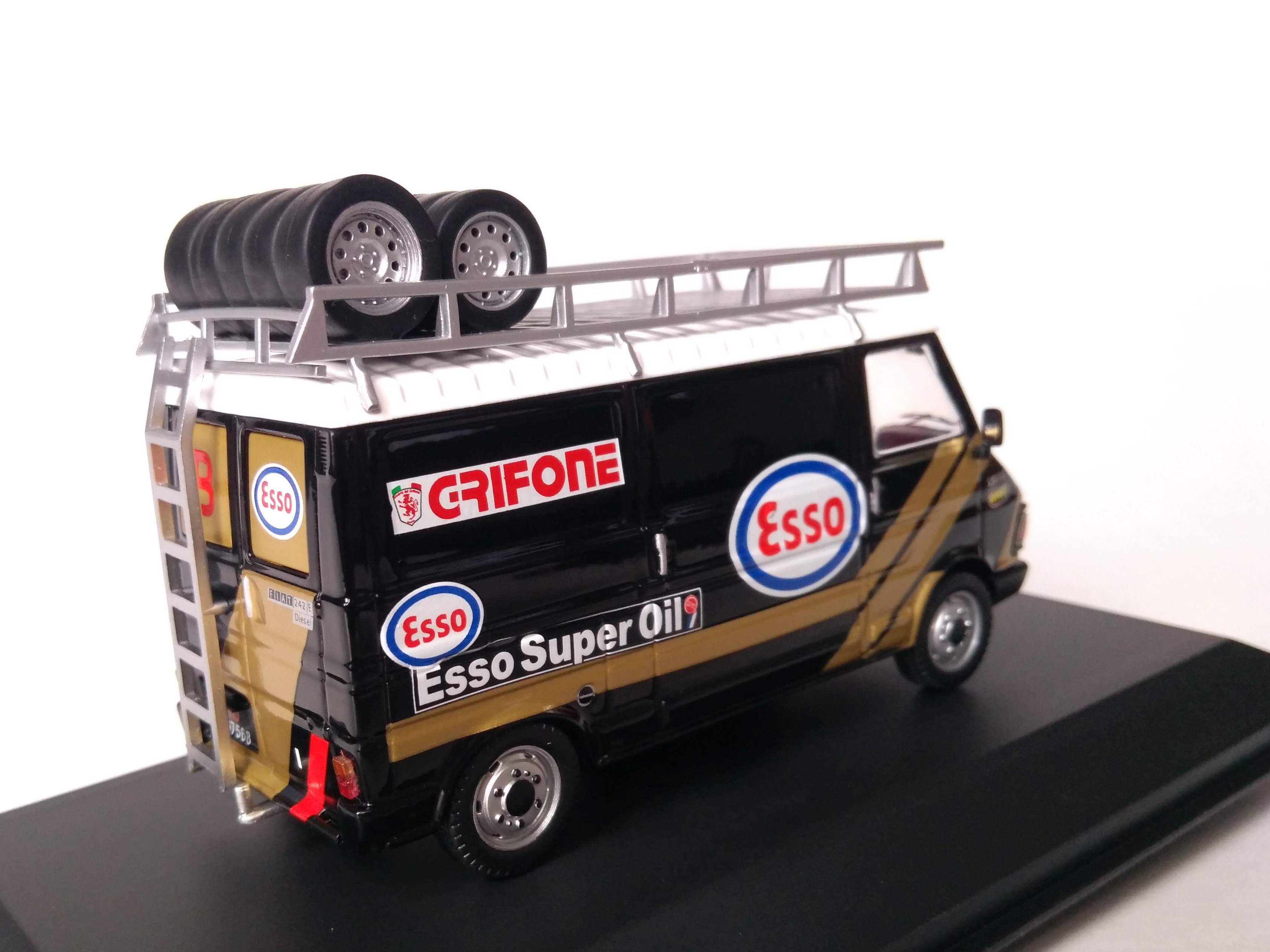 Fiat 242 Esso Grifone doprovodné vozidlo 1:43 IXO