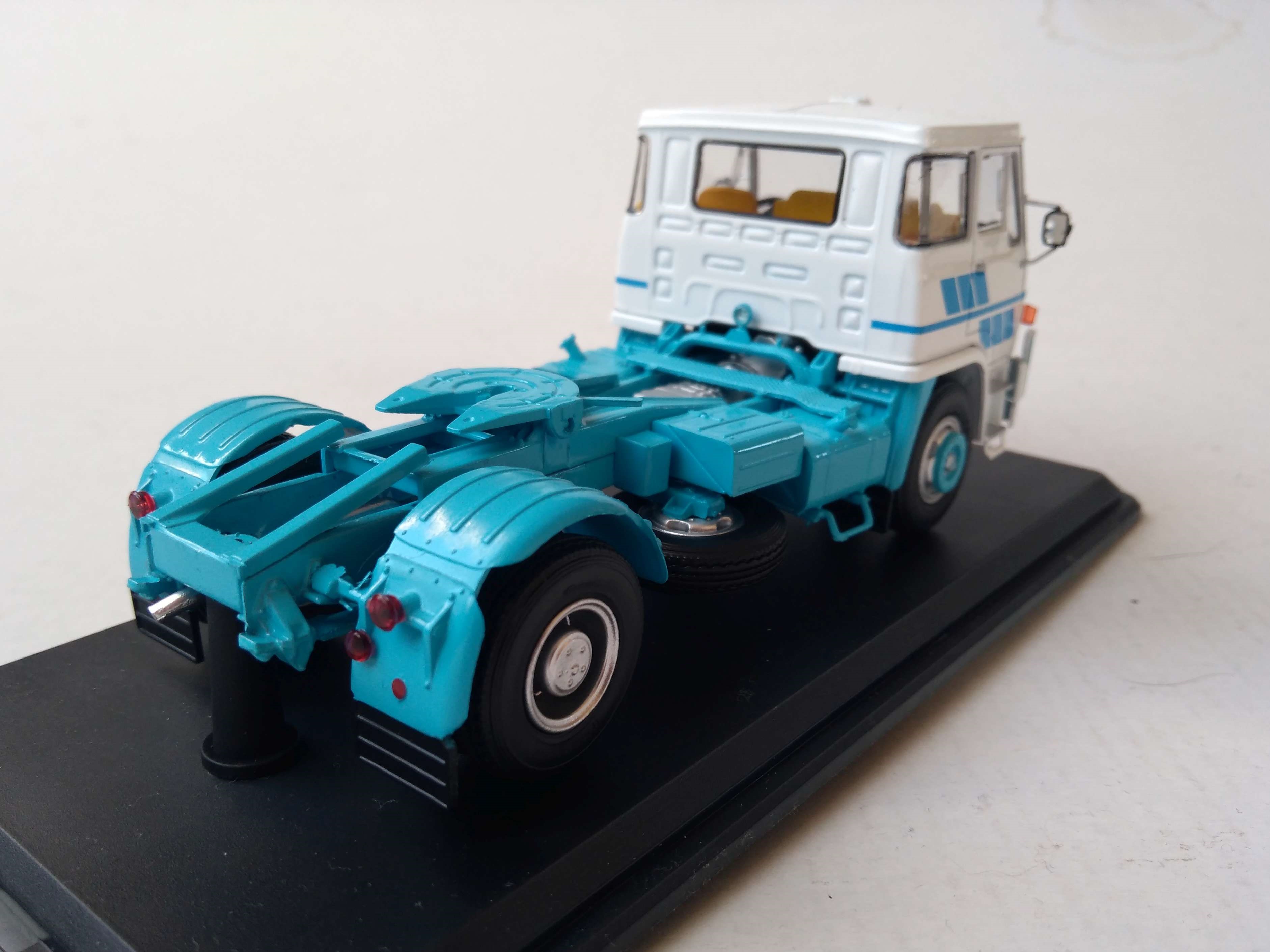 LIAZ 100 tahač modrobílý 1:43 SSM