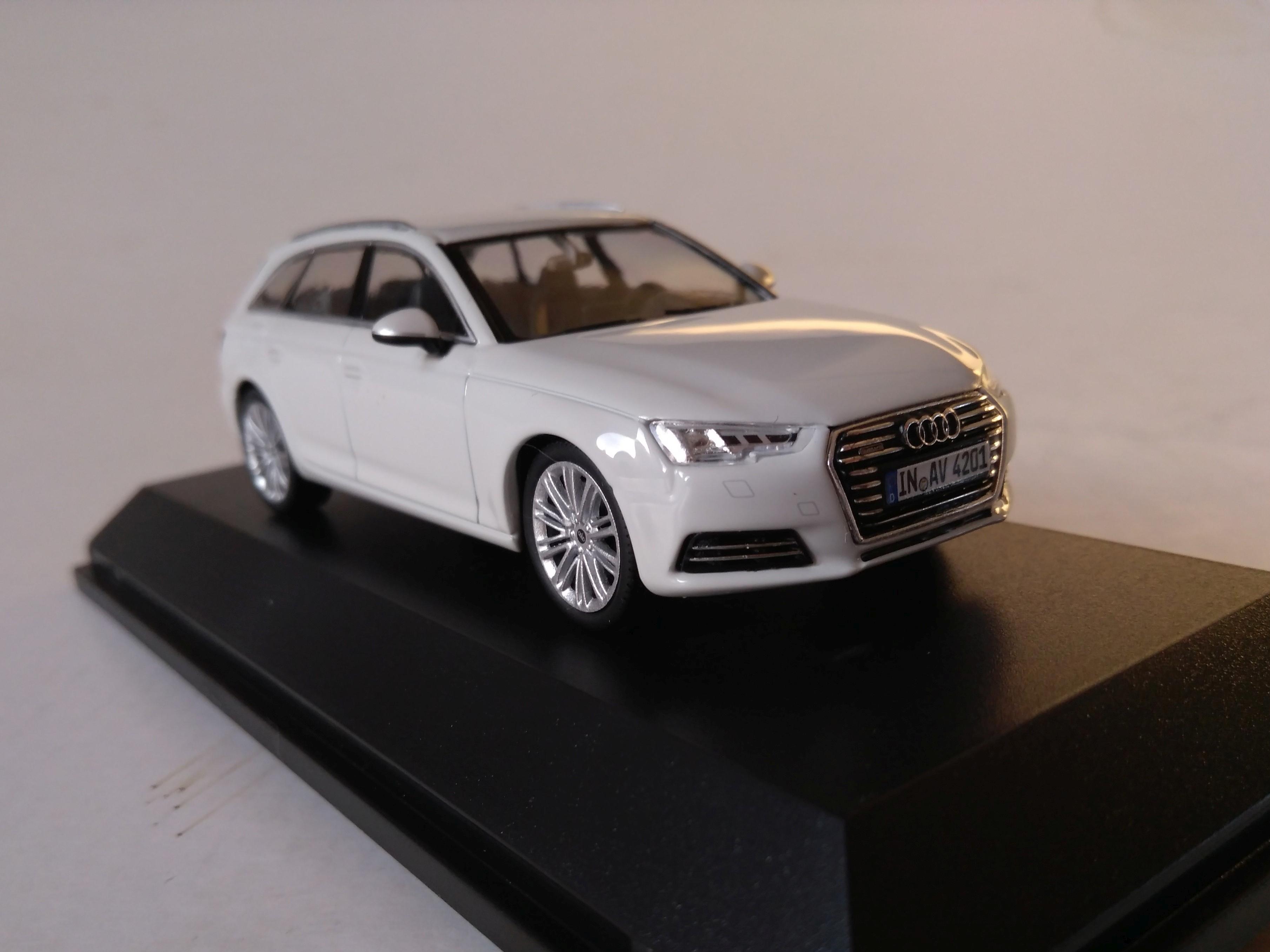 Audi A4 Avant 2016 1:43 iscale