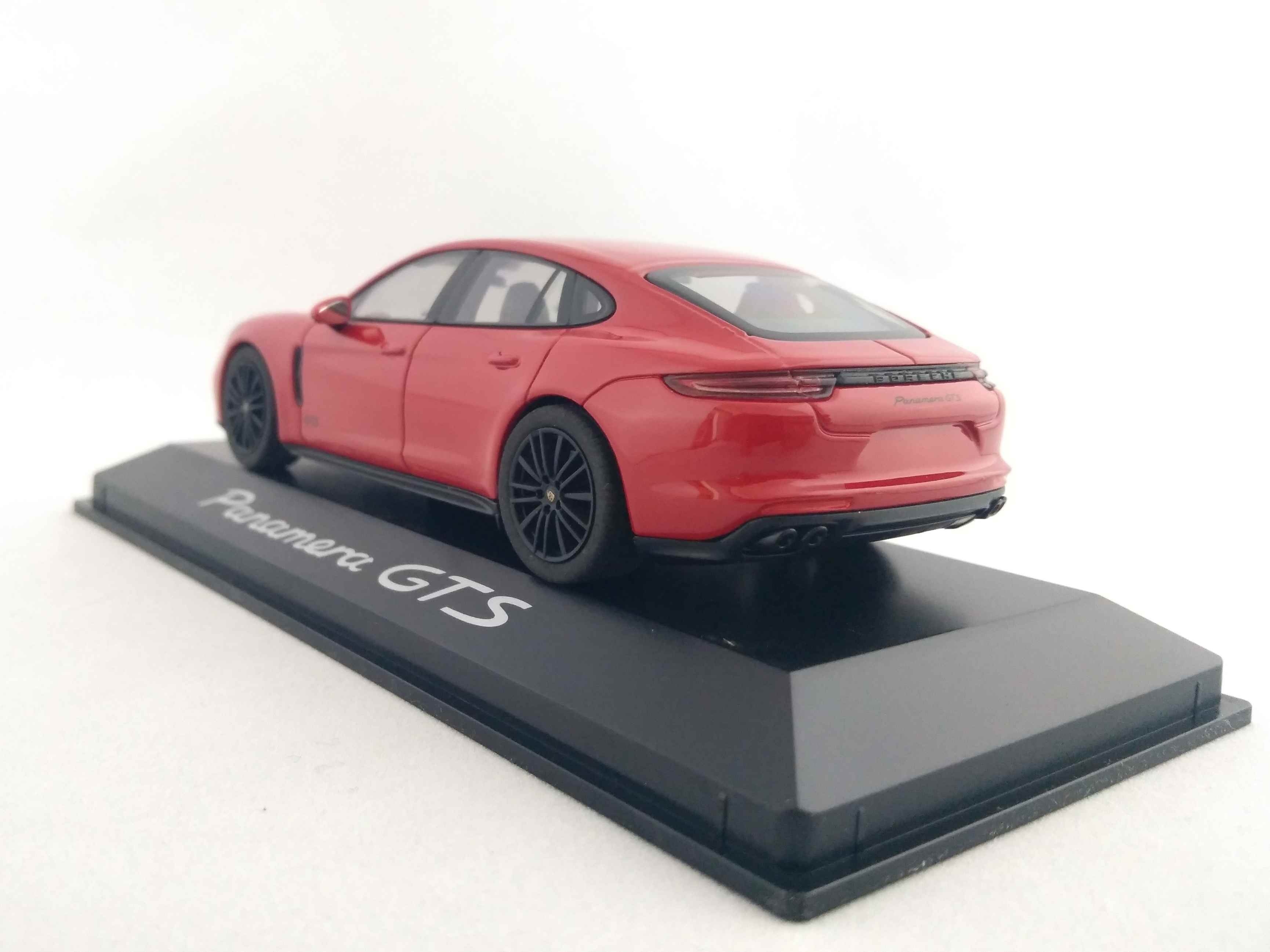 Porsche Panamera GTS 1:43 Herpa