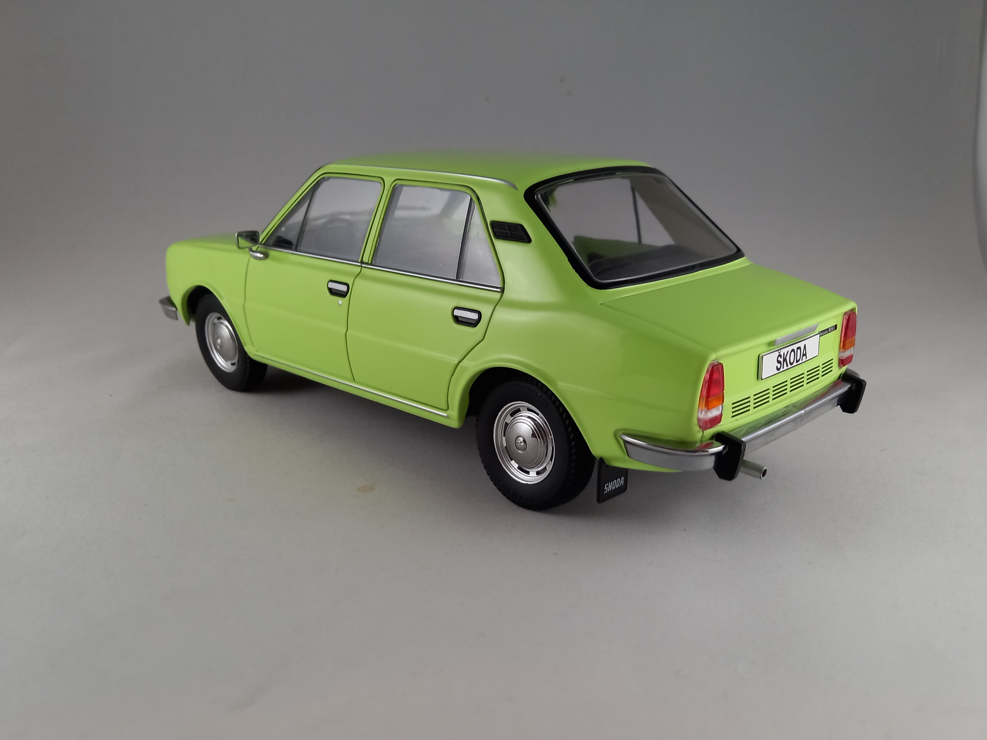 Škoda 105L lipově zelená 1:18 Triple9