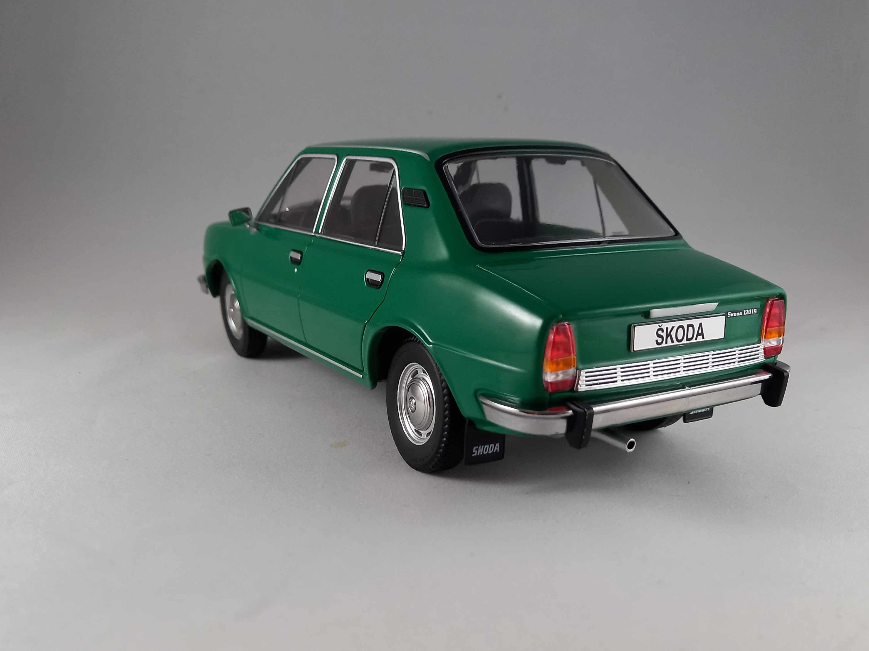 Škoda 120LS zelená brčálová 1:18 Triple9