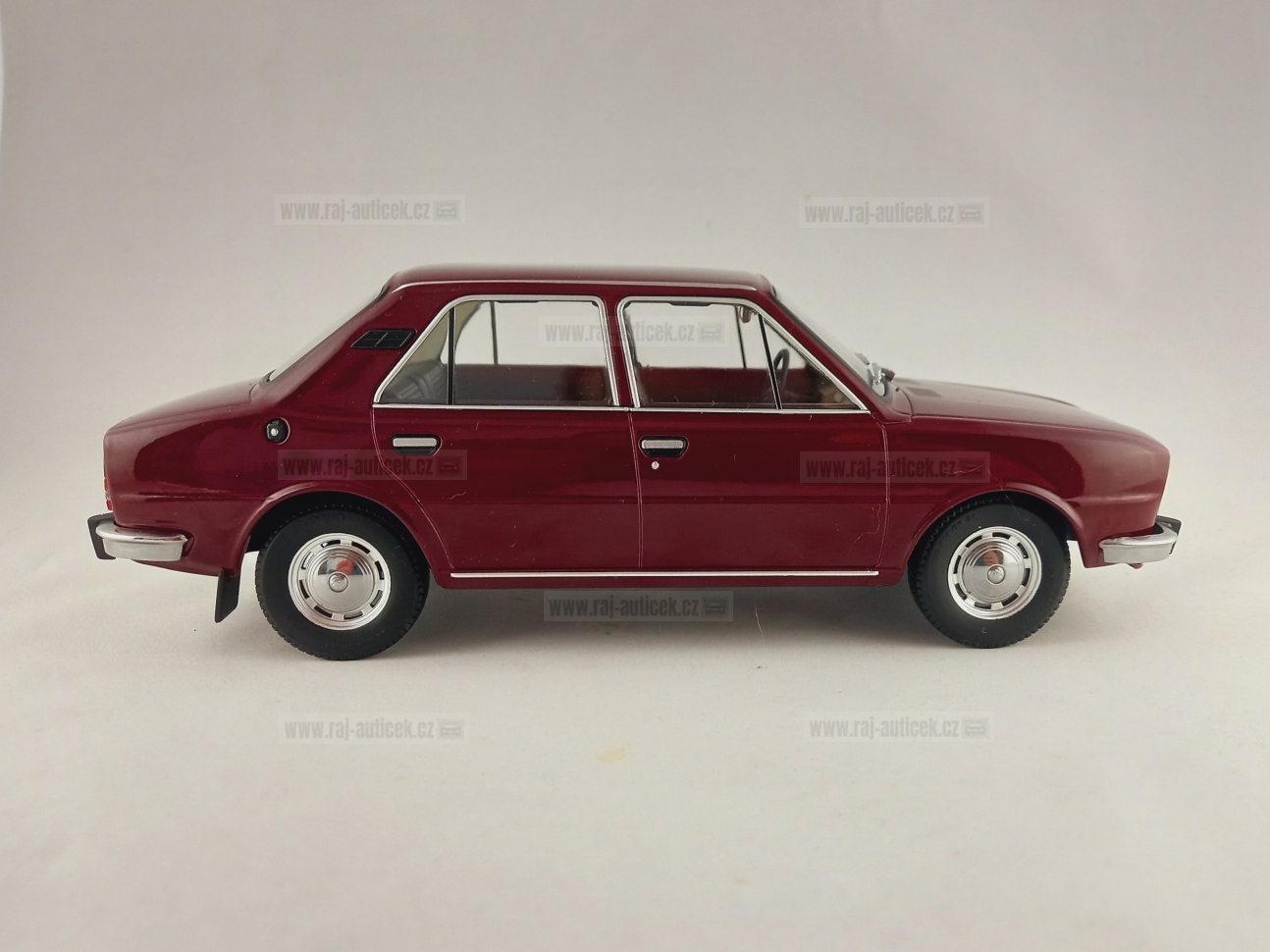 Škoda 120LS červená paprika 1:18 Triple9