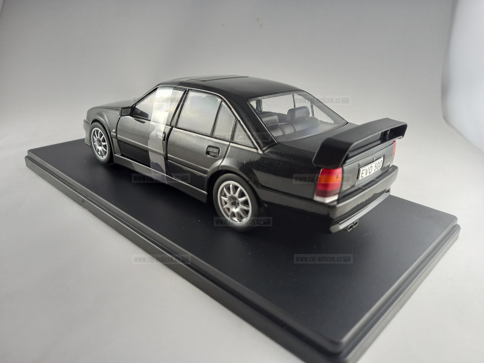 Opel Omega Evolution 500 1:24 Whitebox