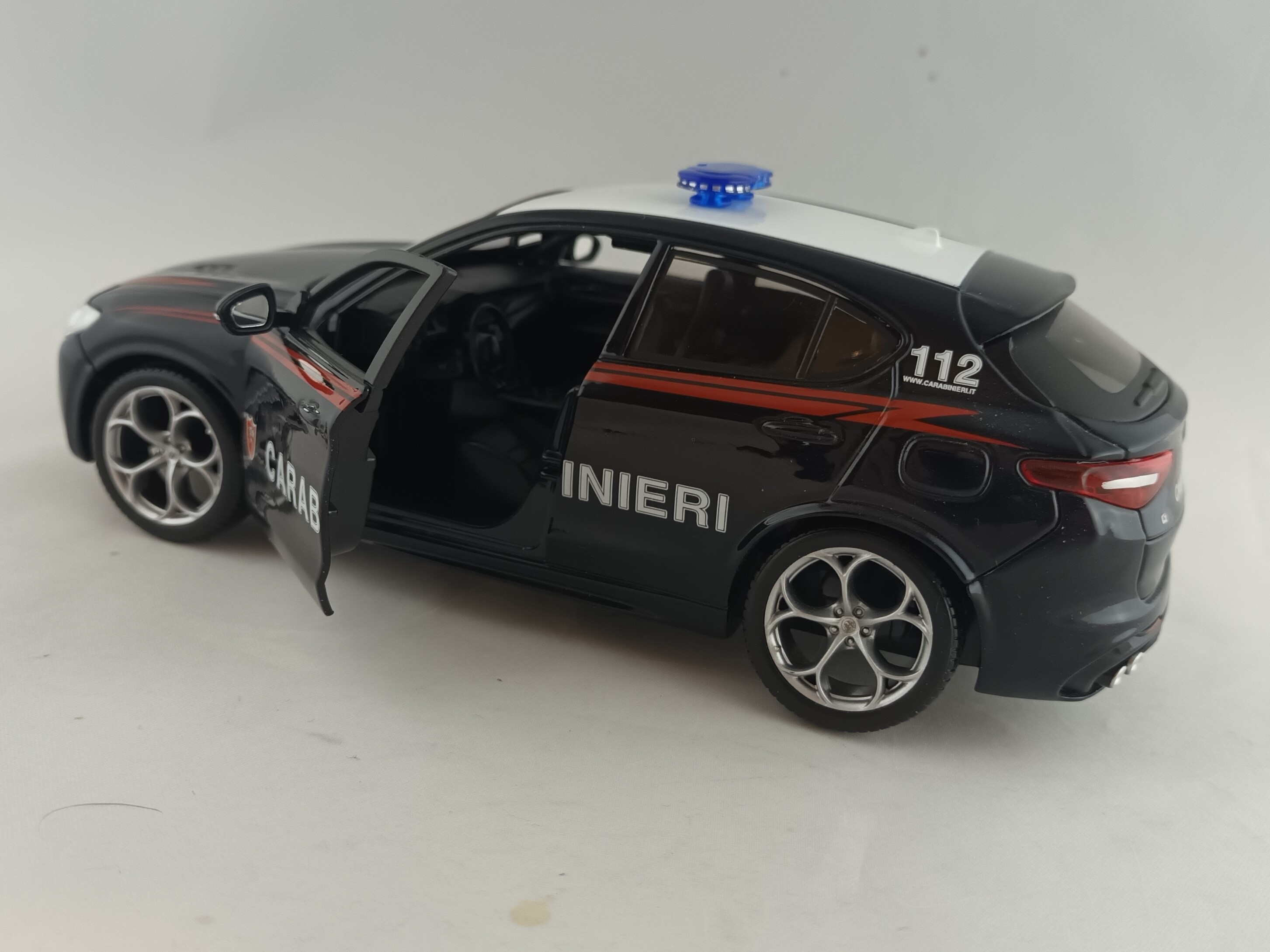 Alfa Romeo Stelvio Carabinieri 1:24 Bburago