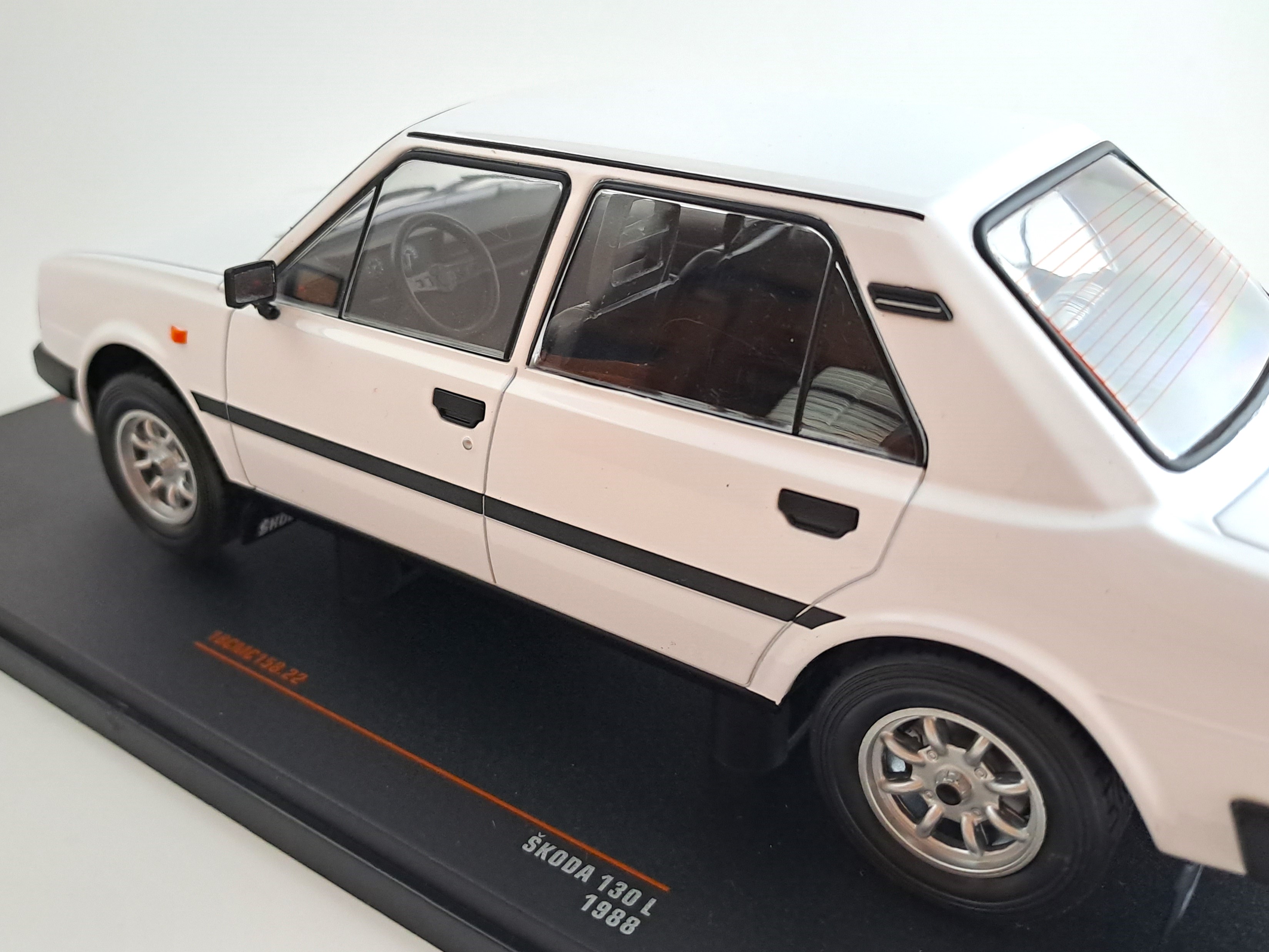 Škoda 130 L 1988 1:18 IXO