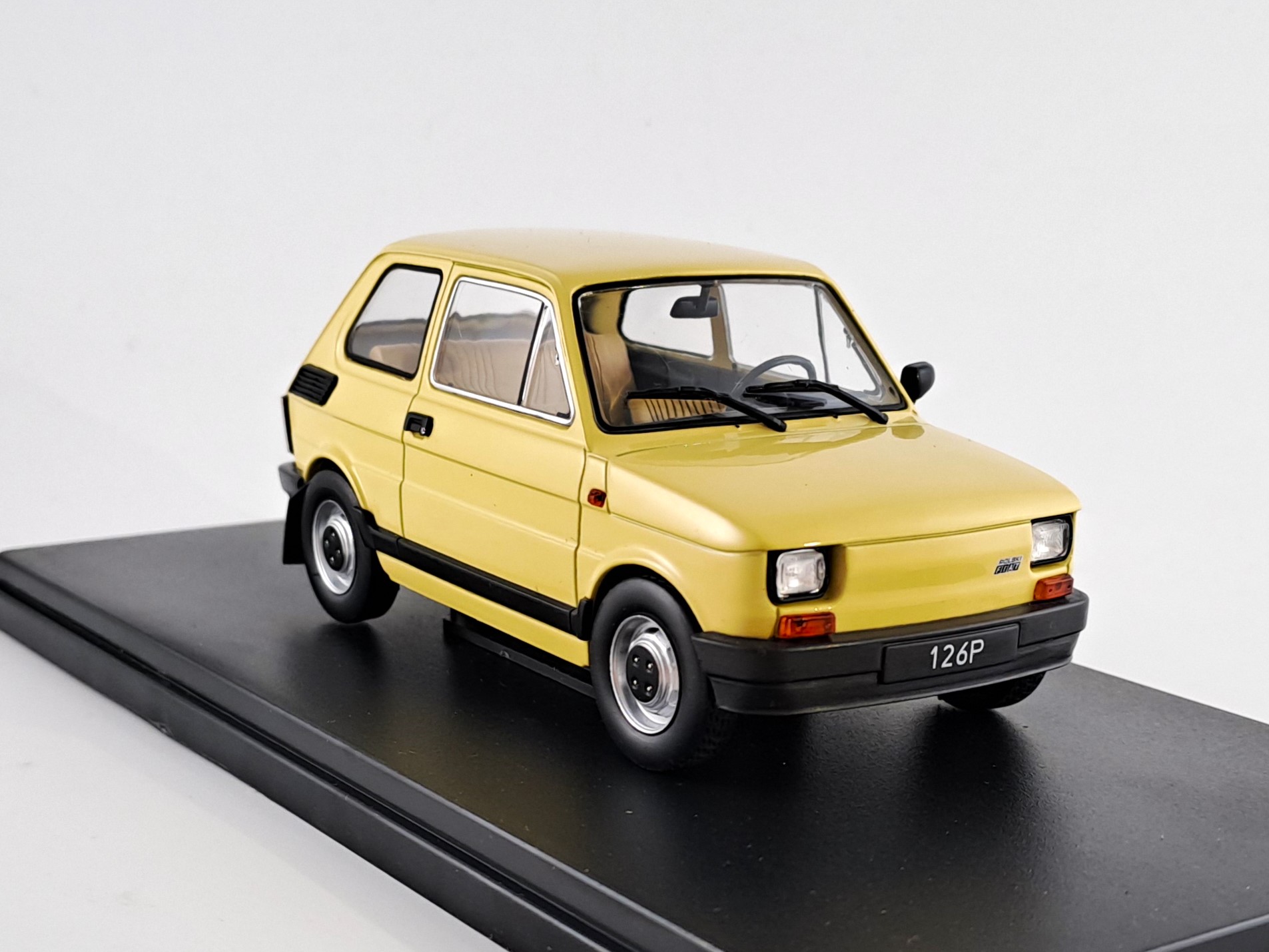 Fiat 126p 1985 1:24 Whitebox