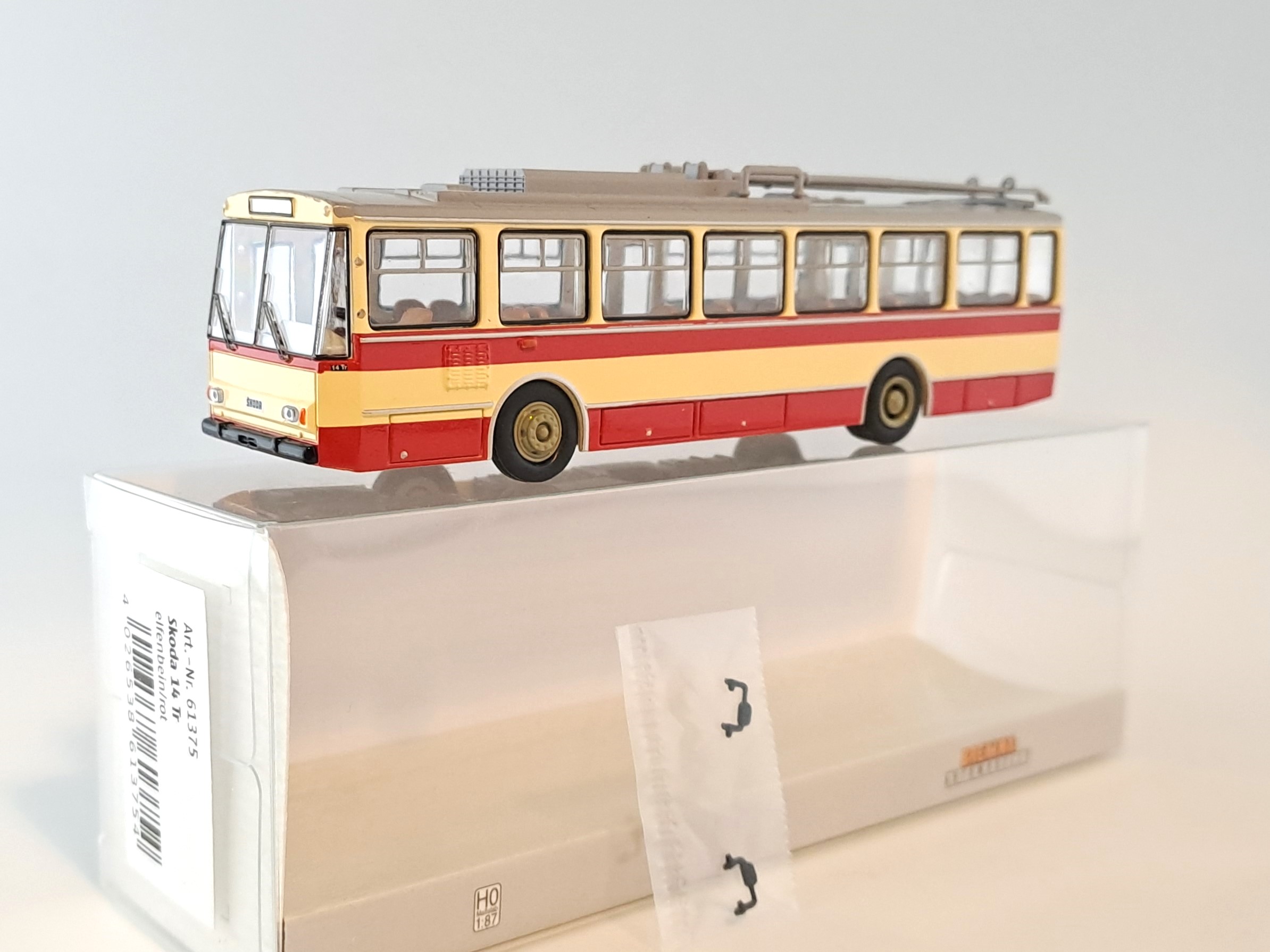 Škoda 14Tr červenobéžová 1:87 Brekina