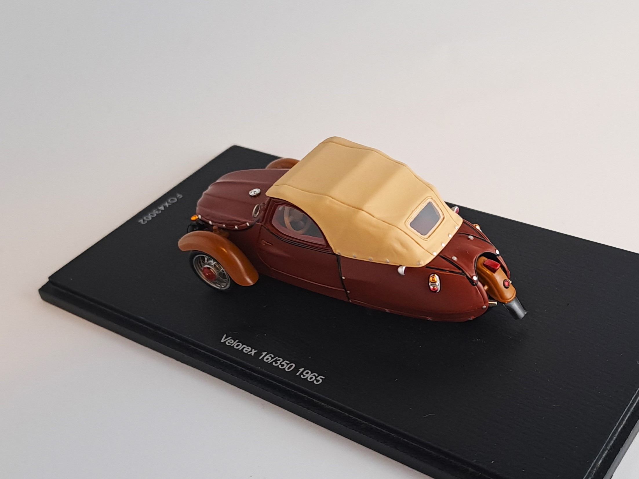 Velorex 16/350 zavřená střecha 1:43 Spark