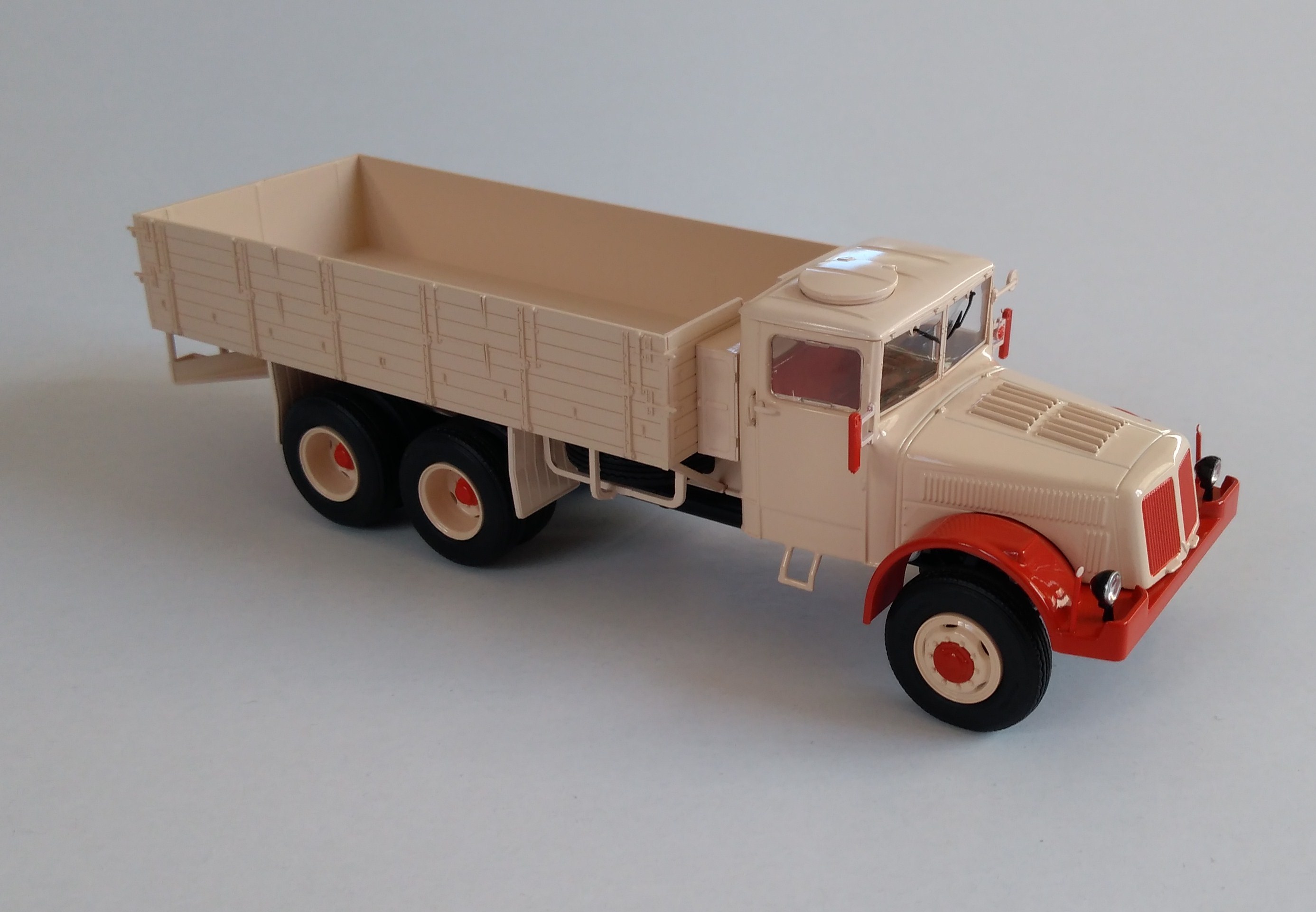 Tatra 111 valník červenobílý 1:43 Premium ClassiXXs