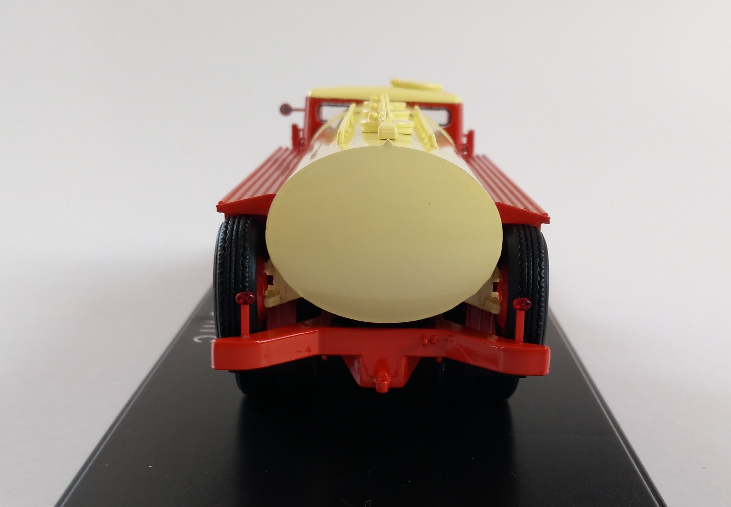 Tatra 111 C cisterna červenobílá 1:43 Premium ClassiXXs