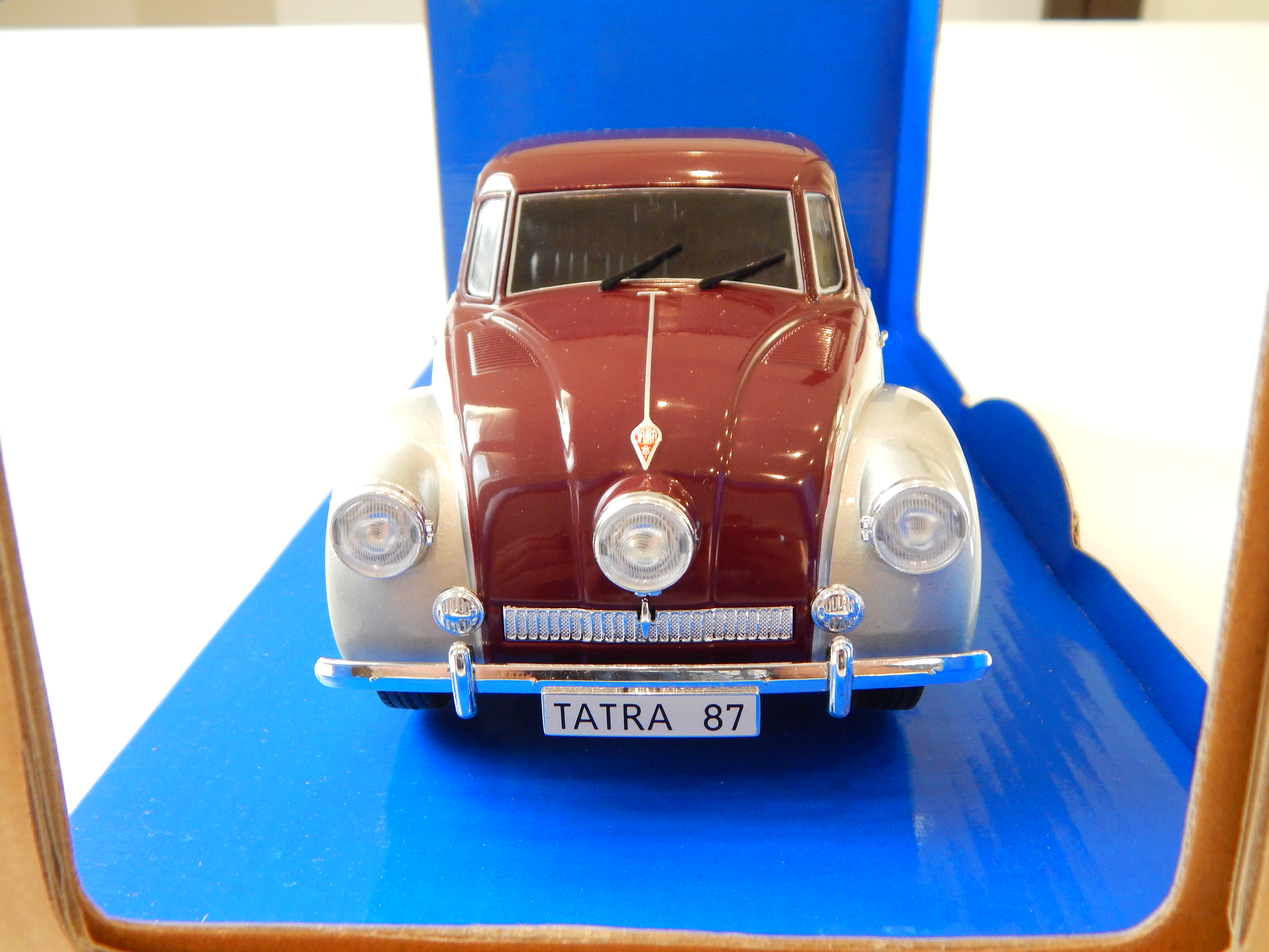 Tatra 87 vínová/stříbrná 1:18 MCG
